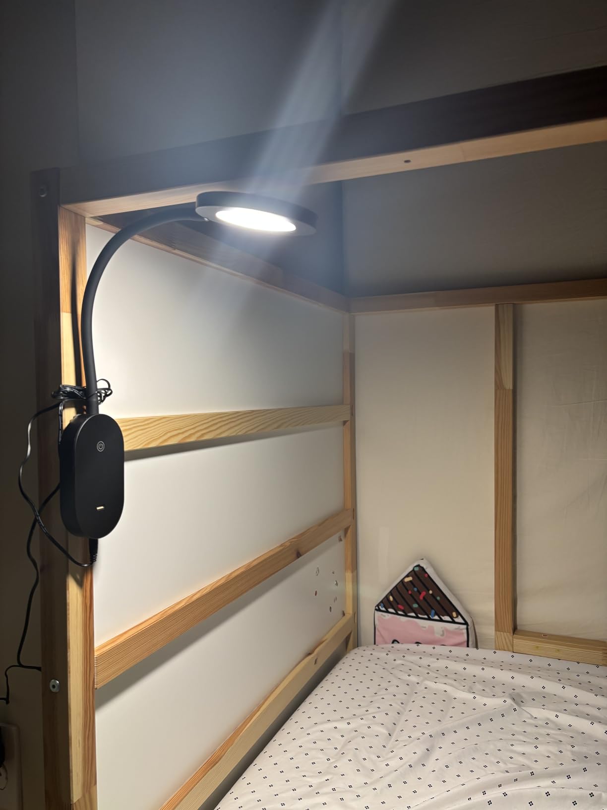 deeloop LED Wall Mounted Reading Light for Bed, Book Light for Wall Bedside Lamp with USB Output, 4 Hour Auto-Off Timer Lights,Eye-Caring Reading Lamp with 5 Dimmable 360° Rotation Headboard Light customer photo 2