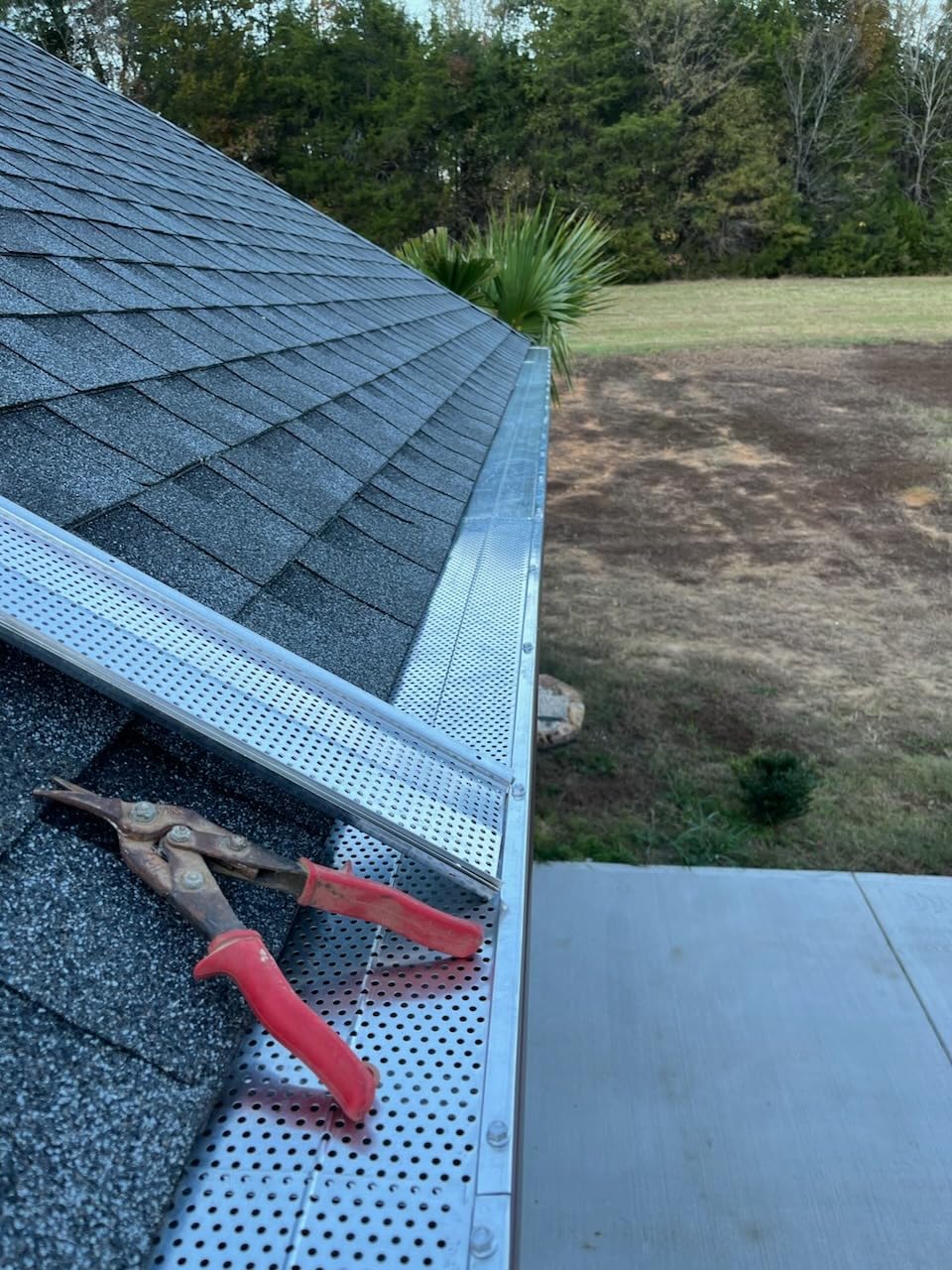 VEVOR Gutter Guard, 5 inch Width, Aluminum Leaf Filter DIY Gutter Cover, 52 PCS 208 ft Total Length, 0.157'' Hole Diameter & 0.02'' Thick Fits Any Roof or Gutter Type customer photo 1