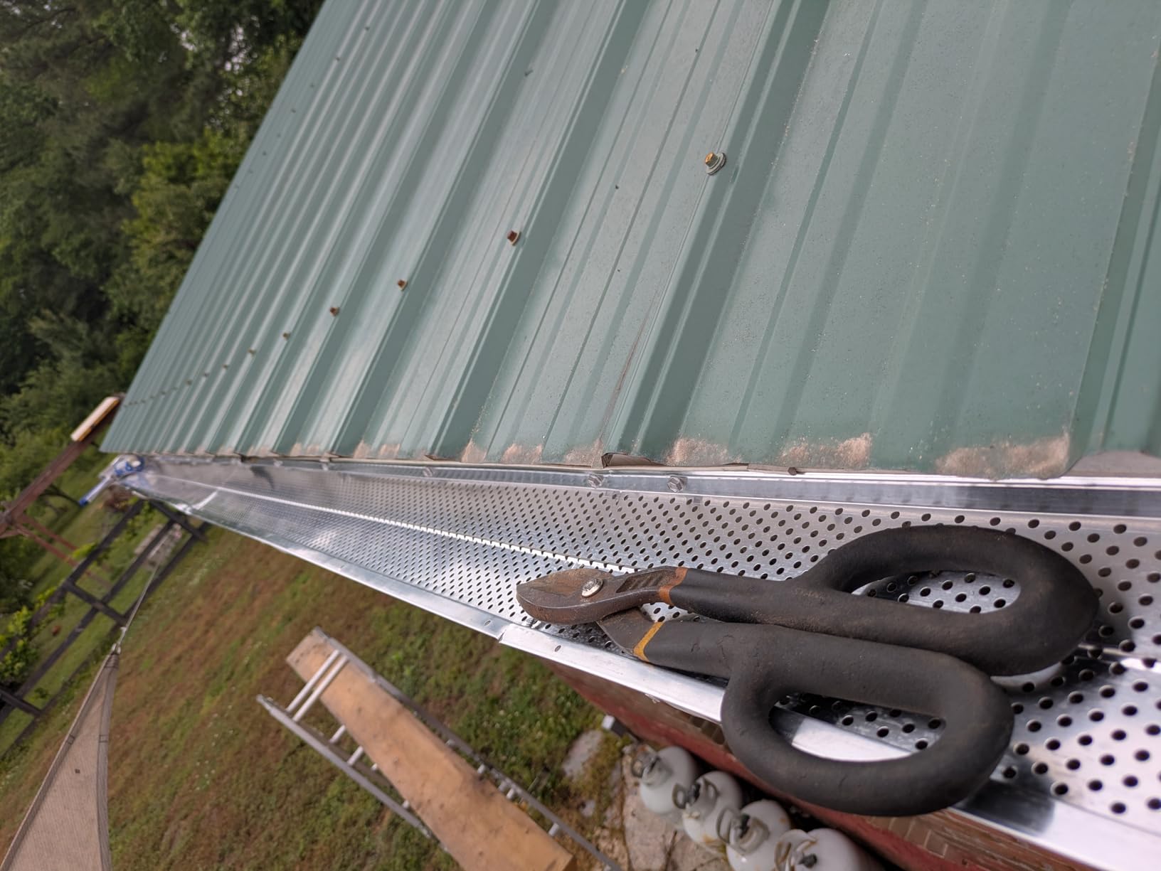 VEVOR Gutter Guard, 5 inch Width, Aluminum Leaf Filter DIY Gutter Cover, 52 PCS 208 ft Total Length, 0.157'' Hole Diameter & 0.02'' Thick Fits Any Roof or Gutter Type customer photo 2