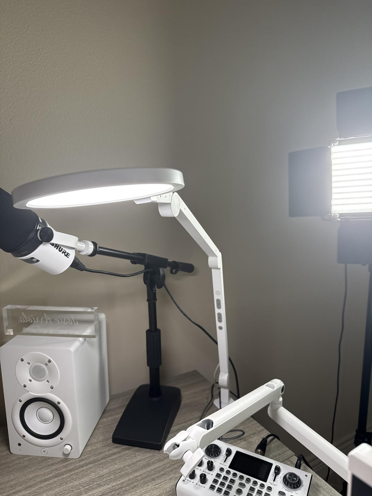 LUME CUBE Edge 2.0 LED Desk Lamp | Dimmable Home Office Desk Light with USB Charging Port & Strong Swing Arm | Adjustable Color Temperature and Brightness | Circle Webcam Light - Black customer photo 1