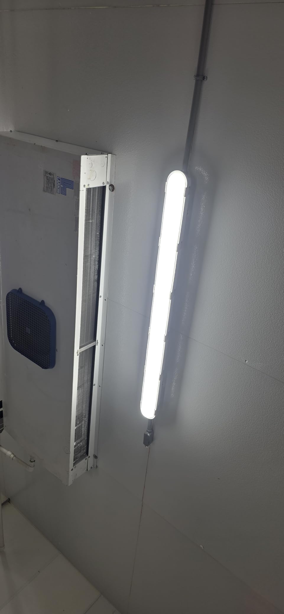 HYPERLITE 65W 4FT LED Vapor Light, 45W/55W/65W Vapor Proof Tight Light Fixture, 8450lm 4000K/5000K/6000K Selectable, AC120-277V Waterproof LED Outdoor Shop Light for Car Wash,Garage,Warehouse,ETL customer photo 1