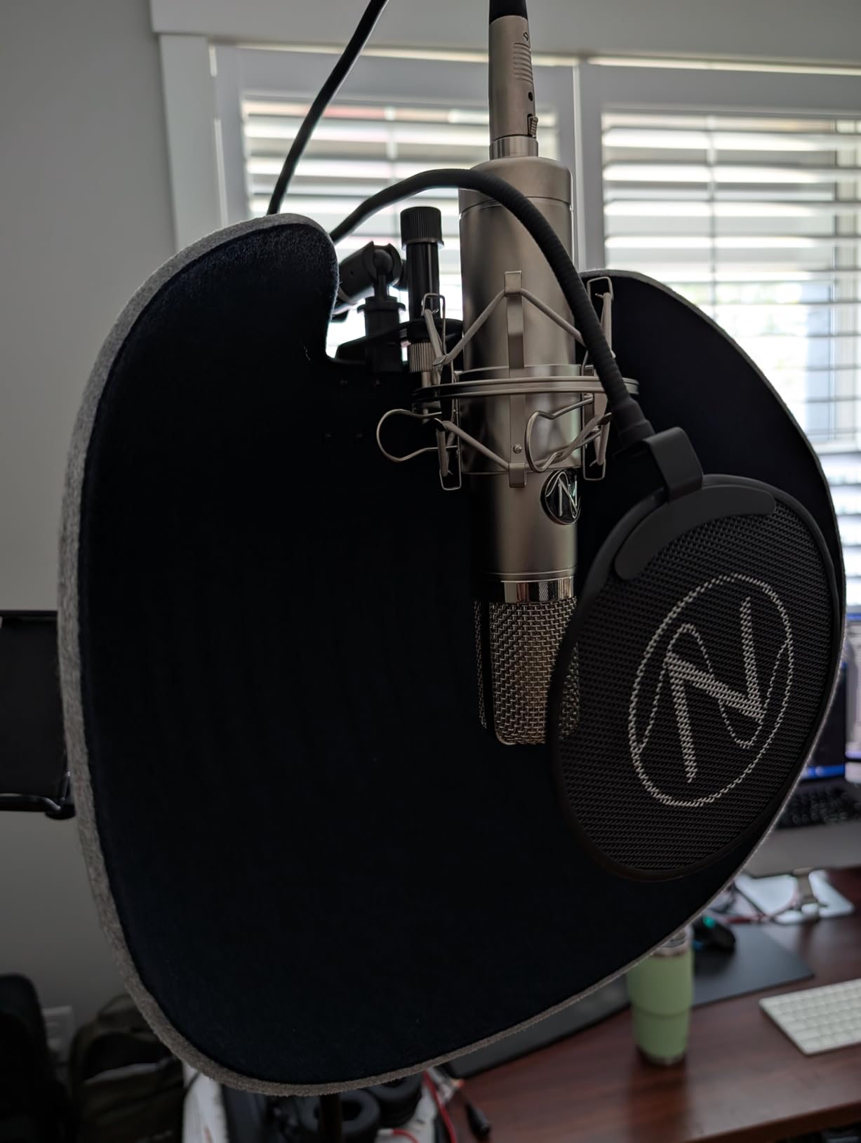 Microphone Isolation Shield,Aokeo Professional Recording Studio Equipment,360° Music Studio Mic Shield,Suitable for of Blue Yeti, Snowball iCE, HyperX QuadCast, SoloCast,Etc Recording Microphones customer photo 2