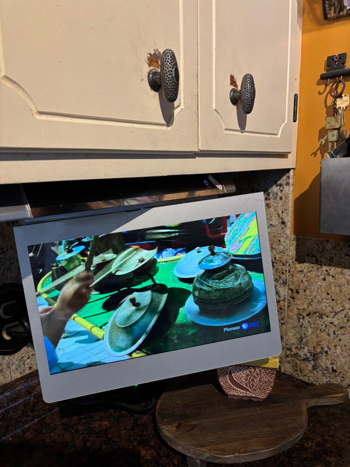 KUVASONG 13.3 Inches Flip Down Smart Kitchen TV, 4K Resolution, Full Viewing Angle Under Cabinet Kitchen TV, Silver Color (KVS133KT-S, 2024 Model) customer photo 1