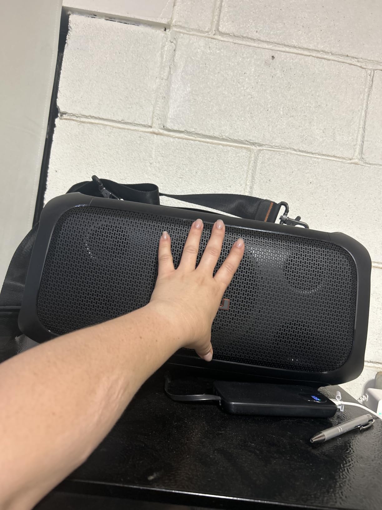 JBL PartyBox On-The-Go Essential - Portable Party Speaker with Built-in Lights and Wireless mic, Amazing JBL Pro Sound, IPX4 splashproof Protection, 6 Hours of Playtime, Convenient Shoulder Strap customer photo 2