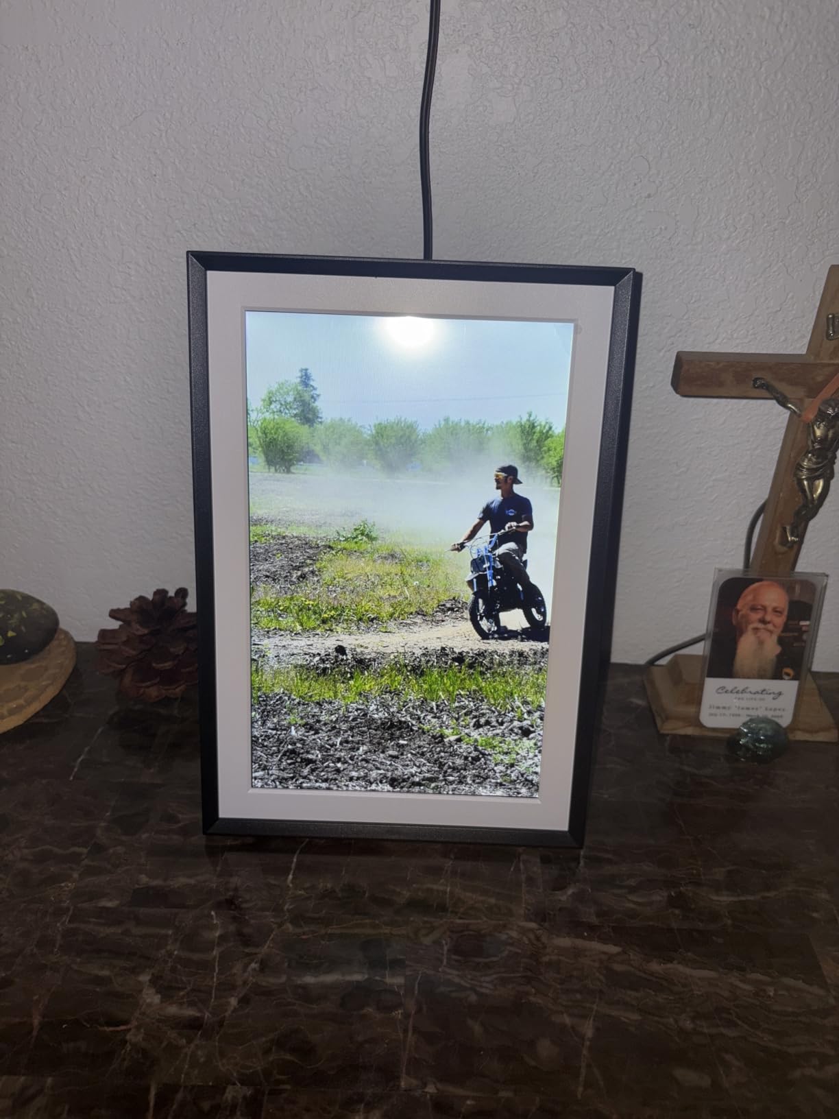 ApoloSign Digital Picture Frame Powered by Nixplay, 15.6