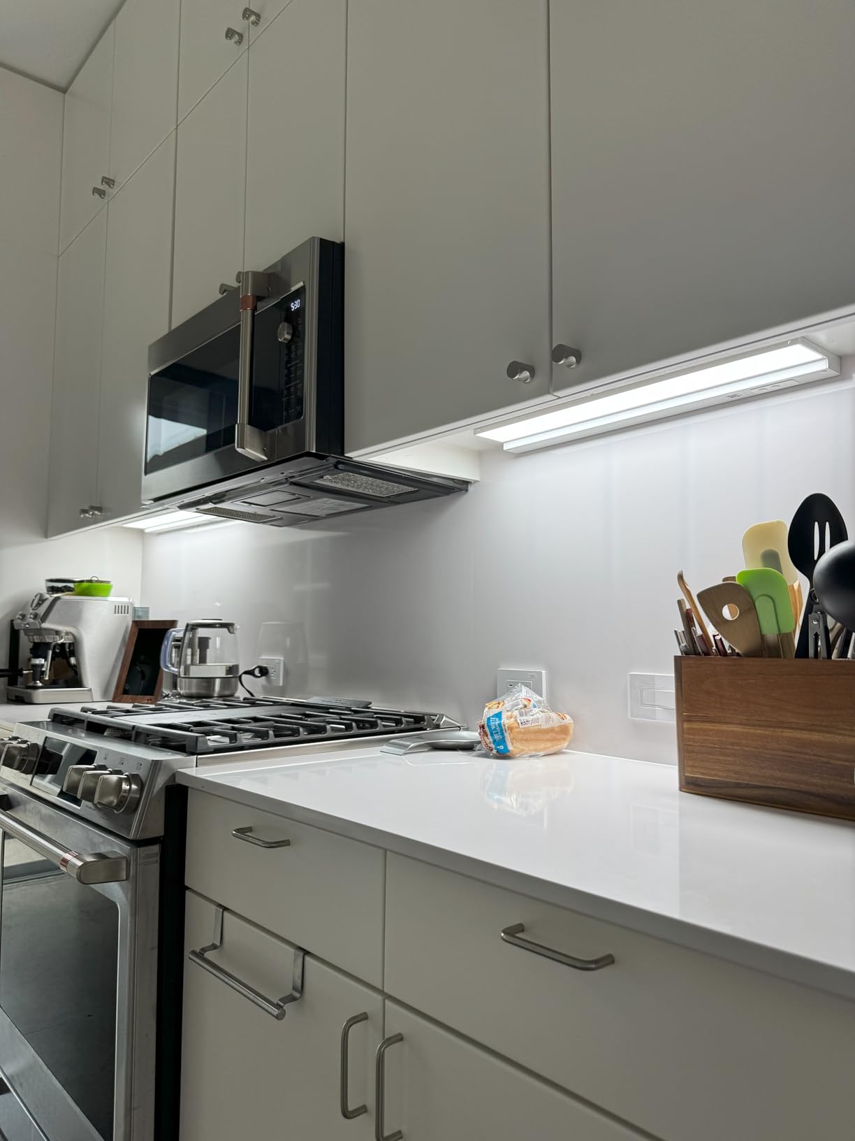 Cync GE Reveal HD+ Smart LED Undercabinet Bar Light, 24in, Color Changing & Tunable White 2000K to 7000K, Wi-Fi, Works with Alexa & Google Home, Plug-in or Direct Wire, No Hub Required customer photo 1