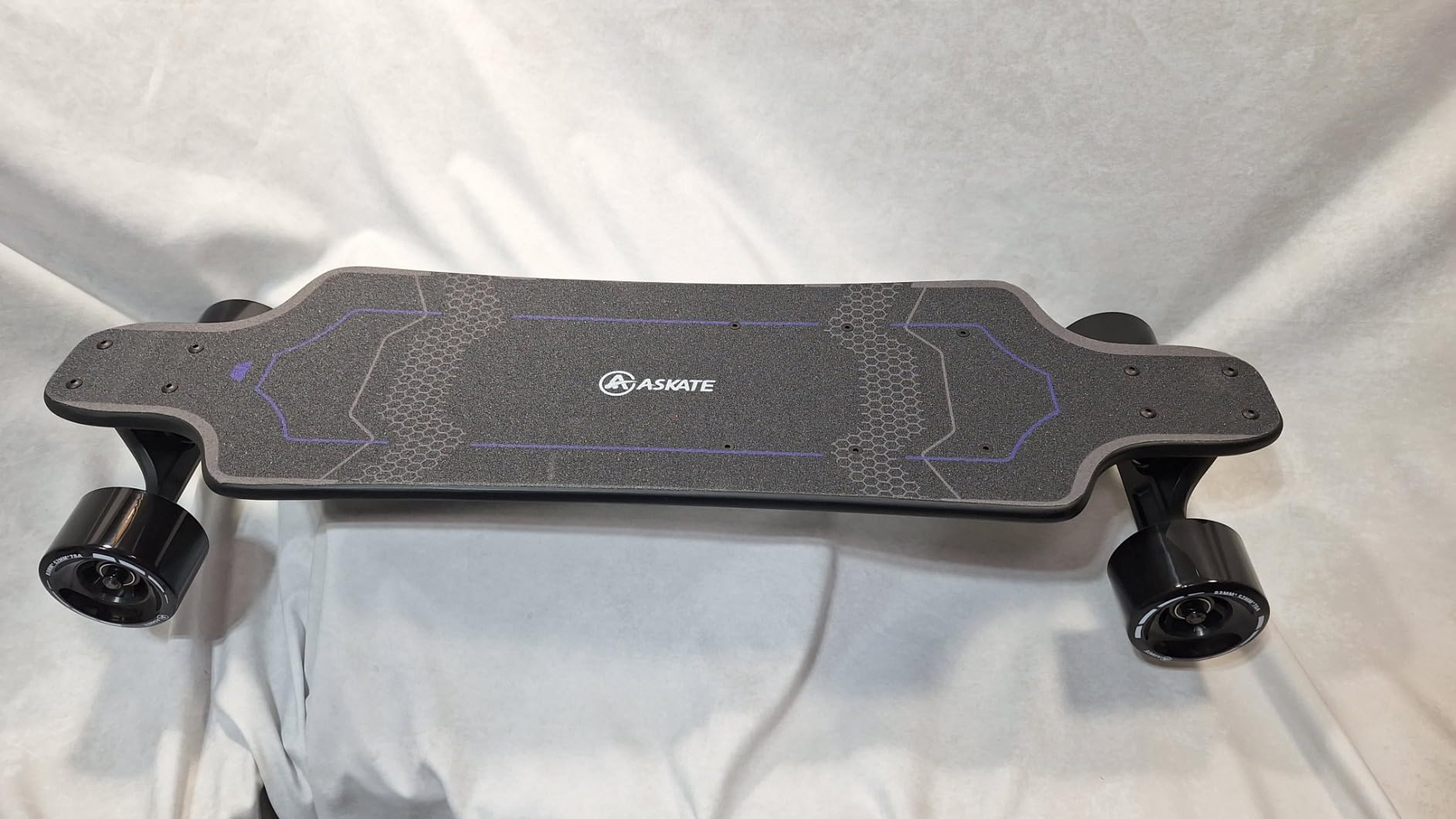 A1 Electric Skateboard with Remote, Range Up to 17 Miles, 8 Ply Canadian Maple, Suitable for Younger Beginners customer photo 2