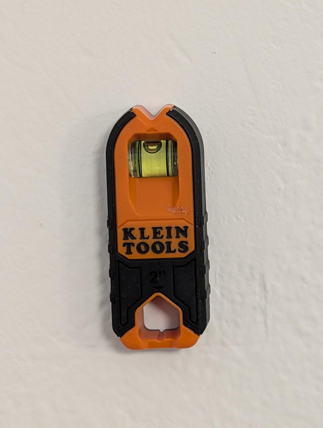 Klein Tools MSF100 Magnetic Stud Finder and Level, Compact, Wood and Metal Detector with Bubble Vial for Accurate Markings, Felt Pad Backing customer photo 1