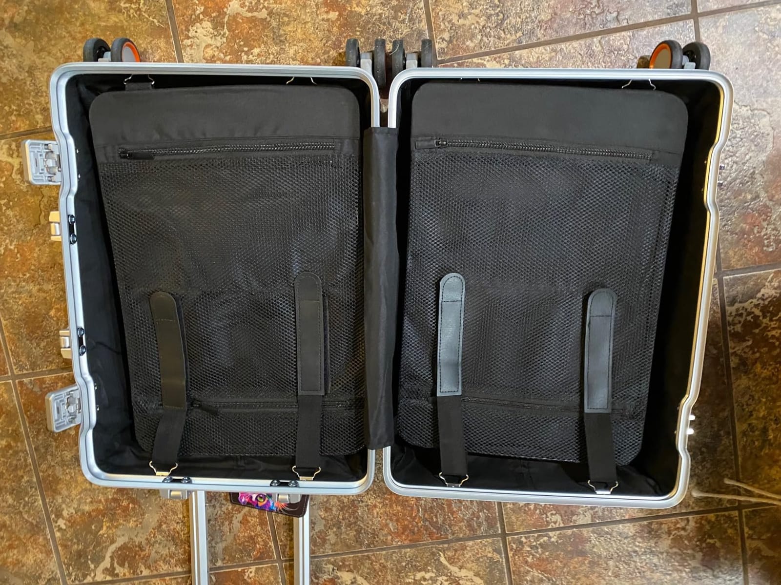 VentureVault All Aluminum 20 Inch Carry On Luggage With Wheels, Silver | Zipperless Suitcase, 22x14x9 Airline Approved, 360° Silent Spinner Wheels, TSA Locks, Lightweight, Hard Shell, Full Aluminum customer photo 2
