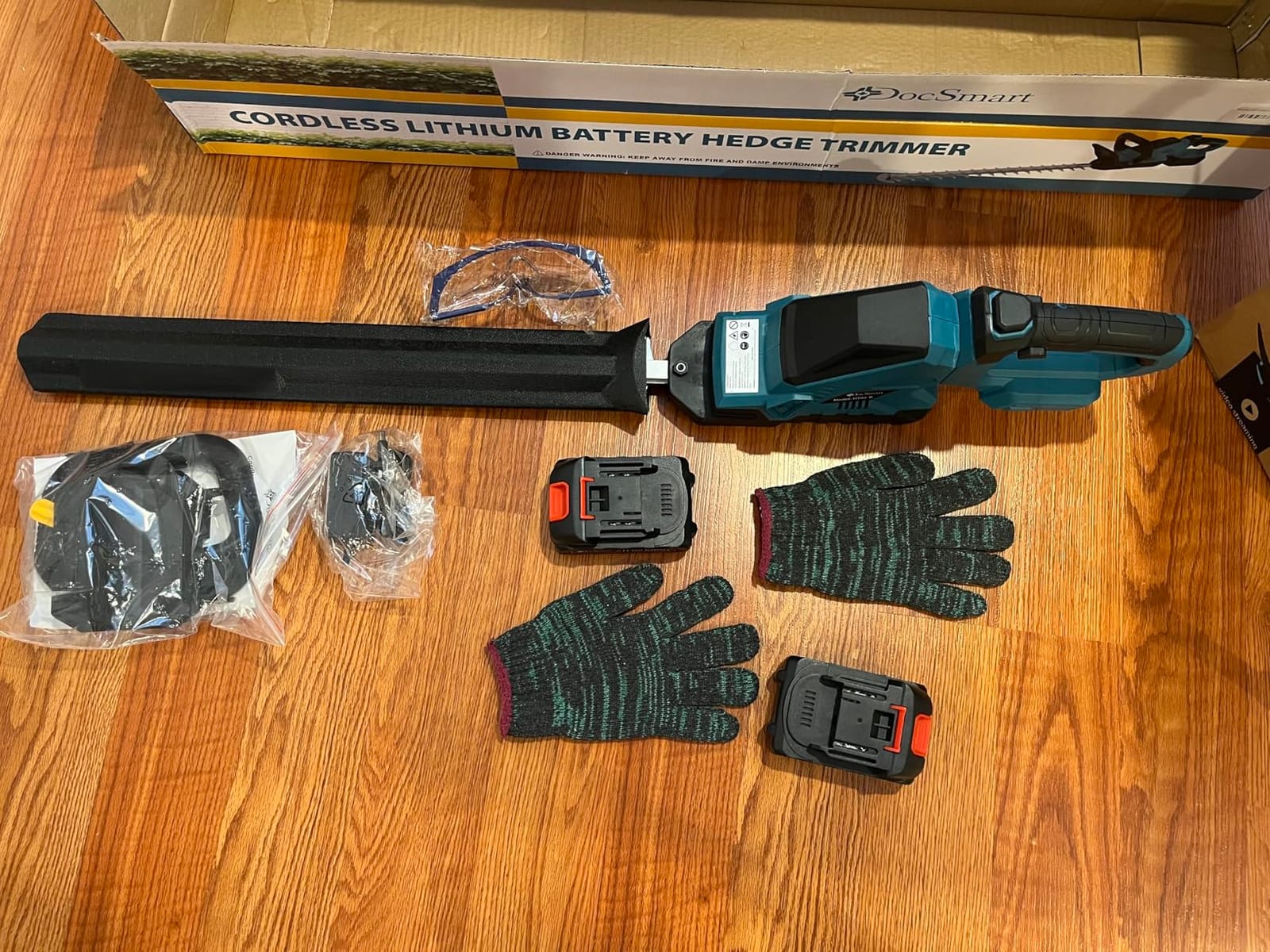 Hedge Trimmers Cordless with Battery, 3000RPM Brushless Electric Bush Clipper with 2 Pack Rechargeable Batteries, 20'' 180° Rotatable Head, 2/3'' Blade Gap, Gardening Gifts for Men Dad Father customer photo 1