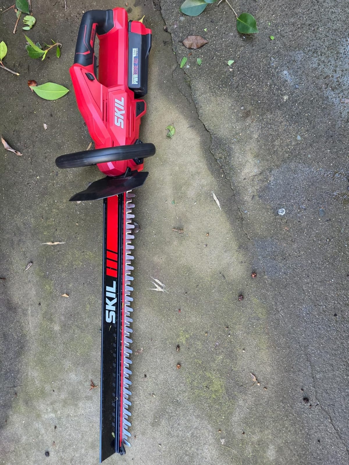 SKIL PWR CORE 40 Brushless 40V 24-Inch Hedge Trimmer Kit, Includes 2.0Ah Battery and 60W Charger - HT2400C-11 customer photo 2