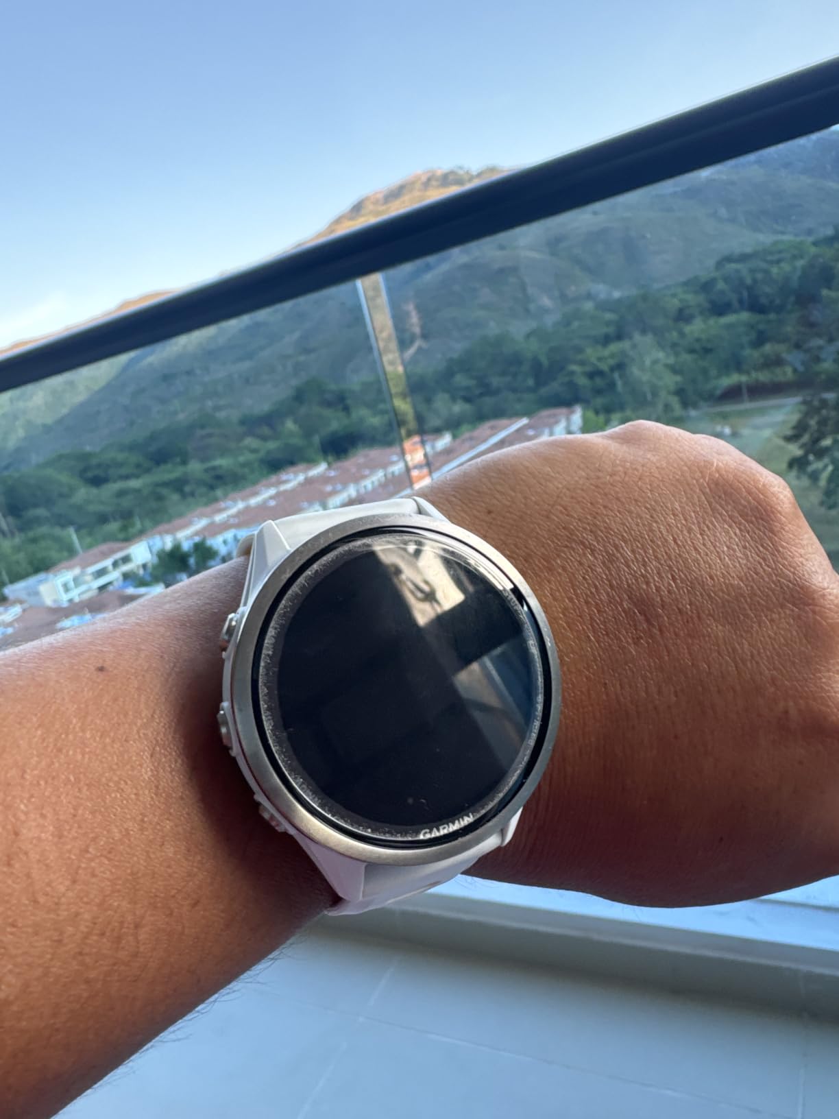 Garmin Forerunner 970, Premium GPS Running and Triathlon Smartwatch, AMOLED Display, Built-in LED Flashlight, Carbon Gray DLC Titanium with Black Case and Translucent Whitestone Band | 1.4 Amoled, Built-in LED Flashlight, Titanium Bezel and Sapphire Lens, Multi-Band GPS with Maps, Up to 15 Days Smartwatch customer photo 2