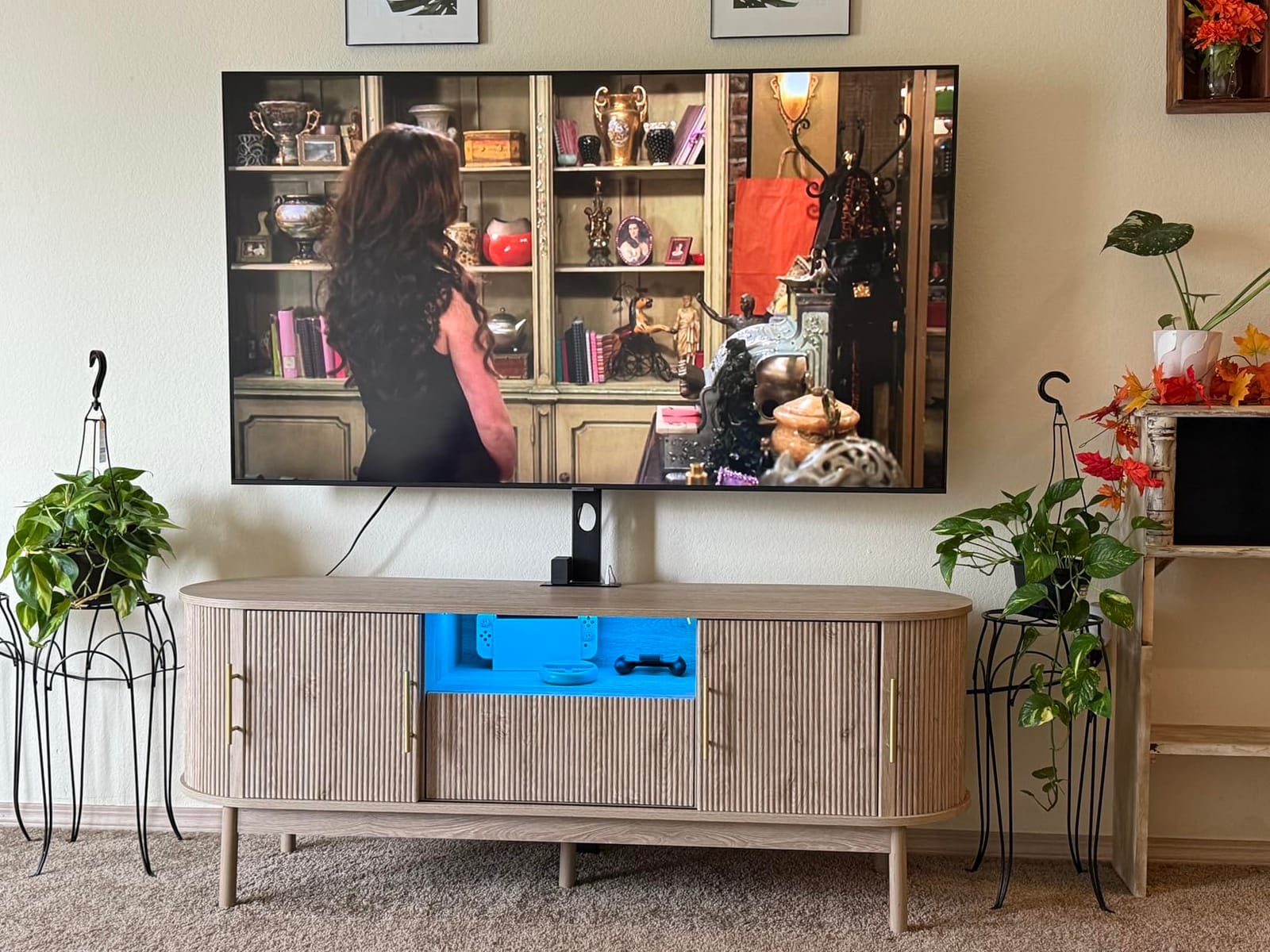 YITAHOME Fluted TV Stand with Mount & Power Outlet for 32