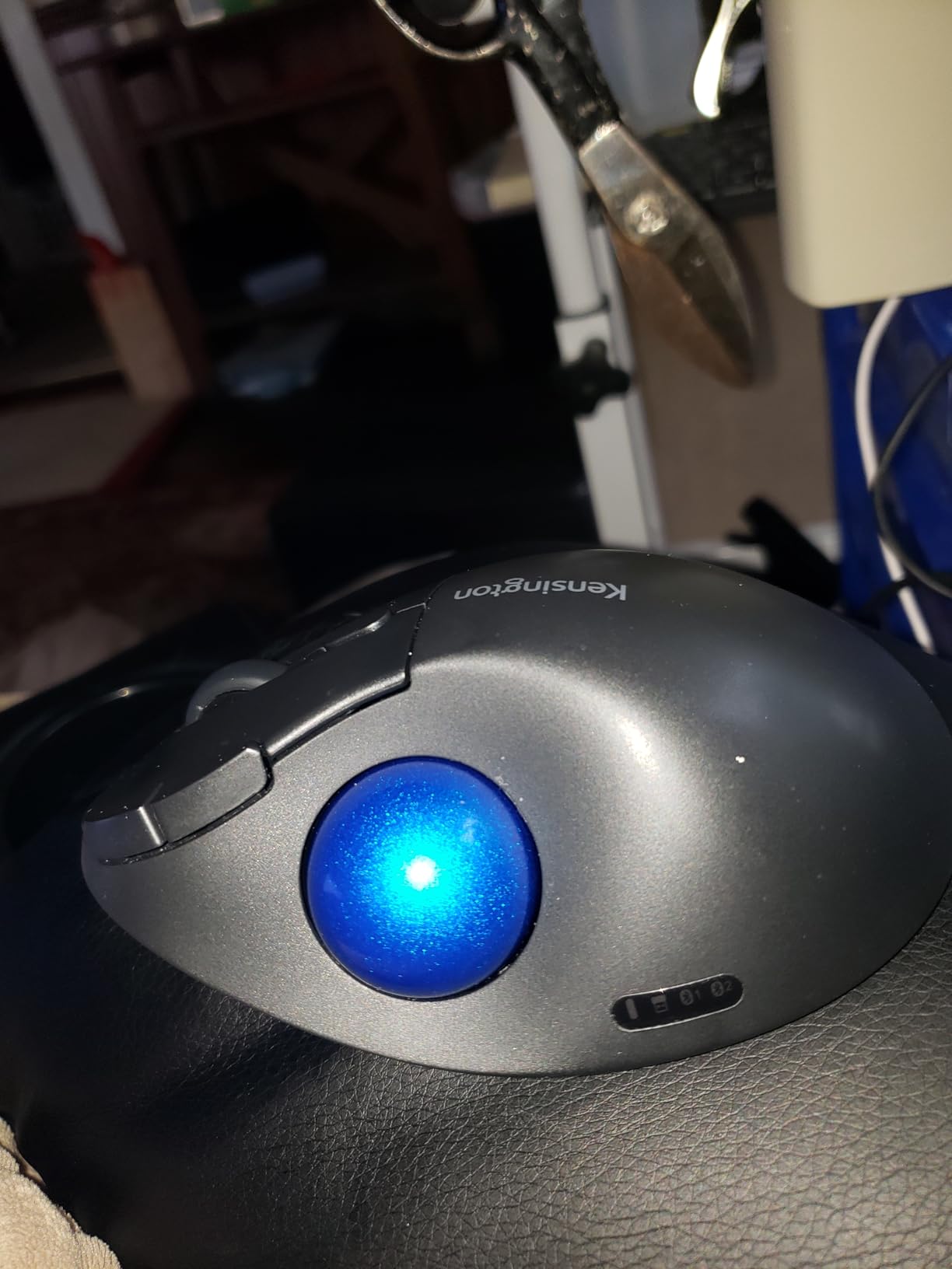 Kensington TB450 Wireless Trackball Mouse, Bluetooth LE & 2.4GHz Connection, 4 DPI Options, Connect up to 3 Devices (K72178WW), Black-Purple customer photo 1