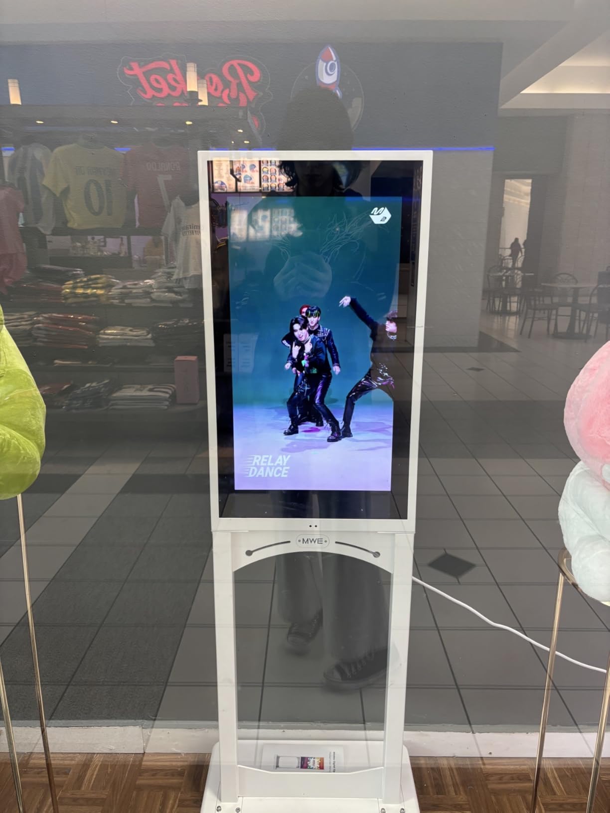 MWE 32 Inch Indoor Digital Signage Display, 1000 Nits Window Advertising Display Kiosk, Free Custom Logo Nameplate, Support Floor Standing or Ceiling Mounted, for Retail Store Window Promotion customer photo 1