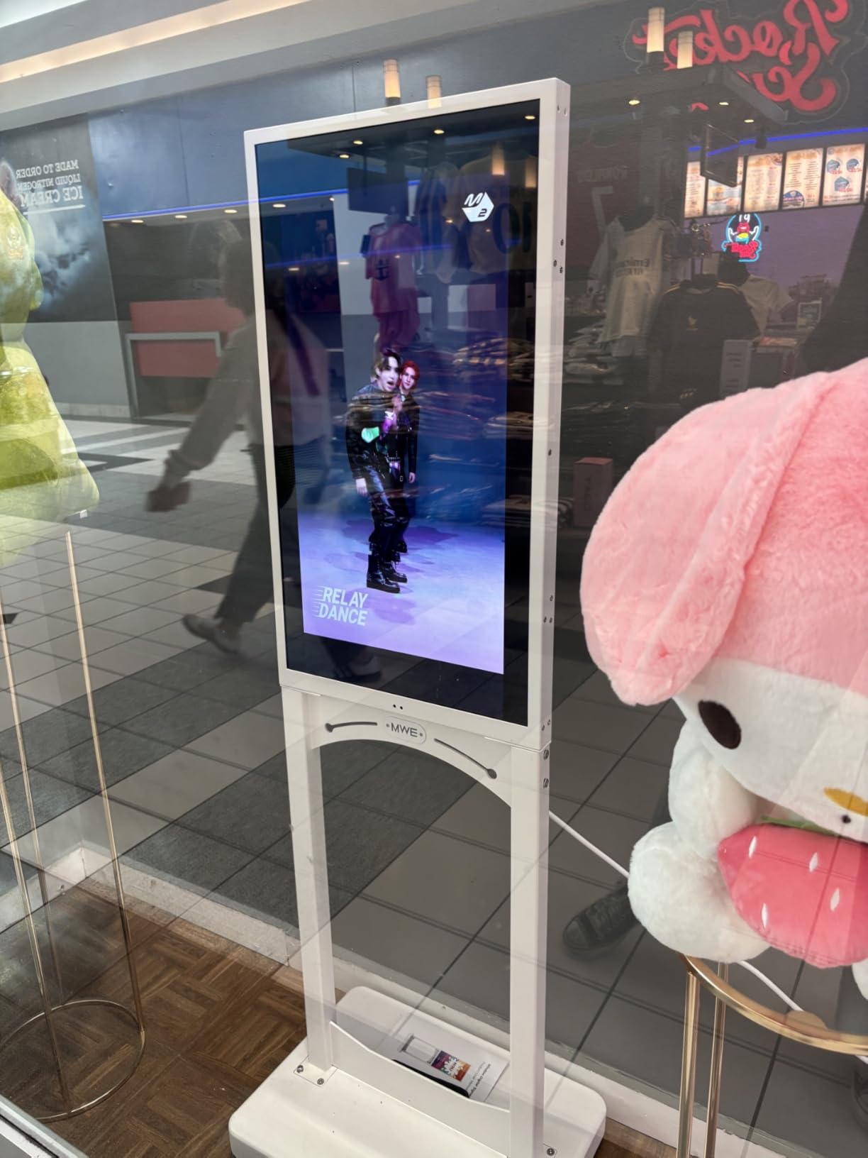 MWE 32 Inch Indoor Digital Signage Display, 1000 Nits Window Advertising Display Kiosk, Free Custom Logo Nameplate, Support Floor Standing or Ceiling Mounted, for Retail Store Window Promotion customer photo 2