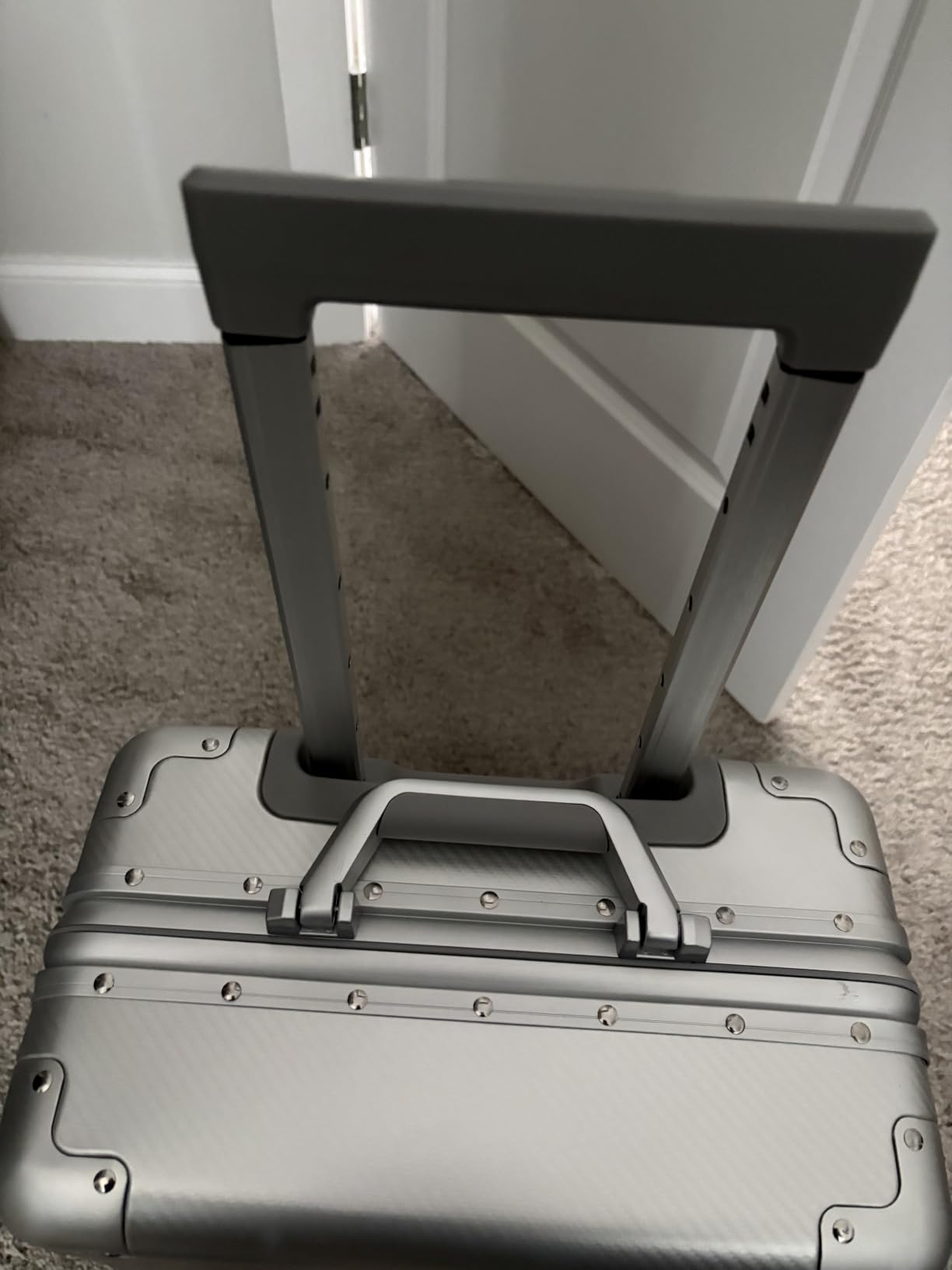 VentureVault All Aluminum 20 Inch Carry On Luggage, Zipperless, Silver | 22x14x9 Airline Approved ,TSA Locks,Lightweight Suitcase With 360° Silent Spinner Wheels,Hard Shell Luggage,Business Travel customer photo 2