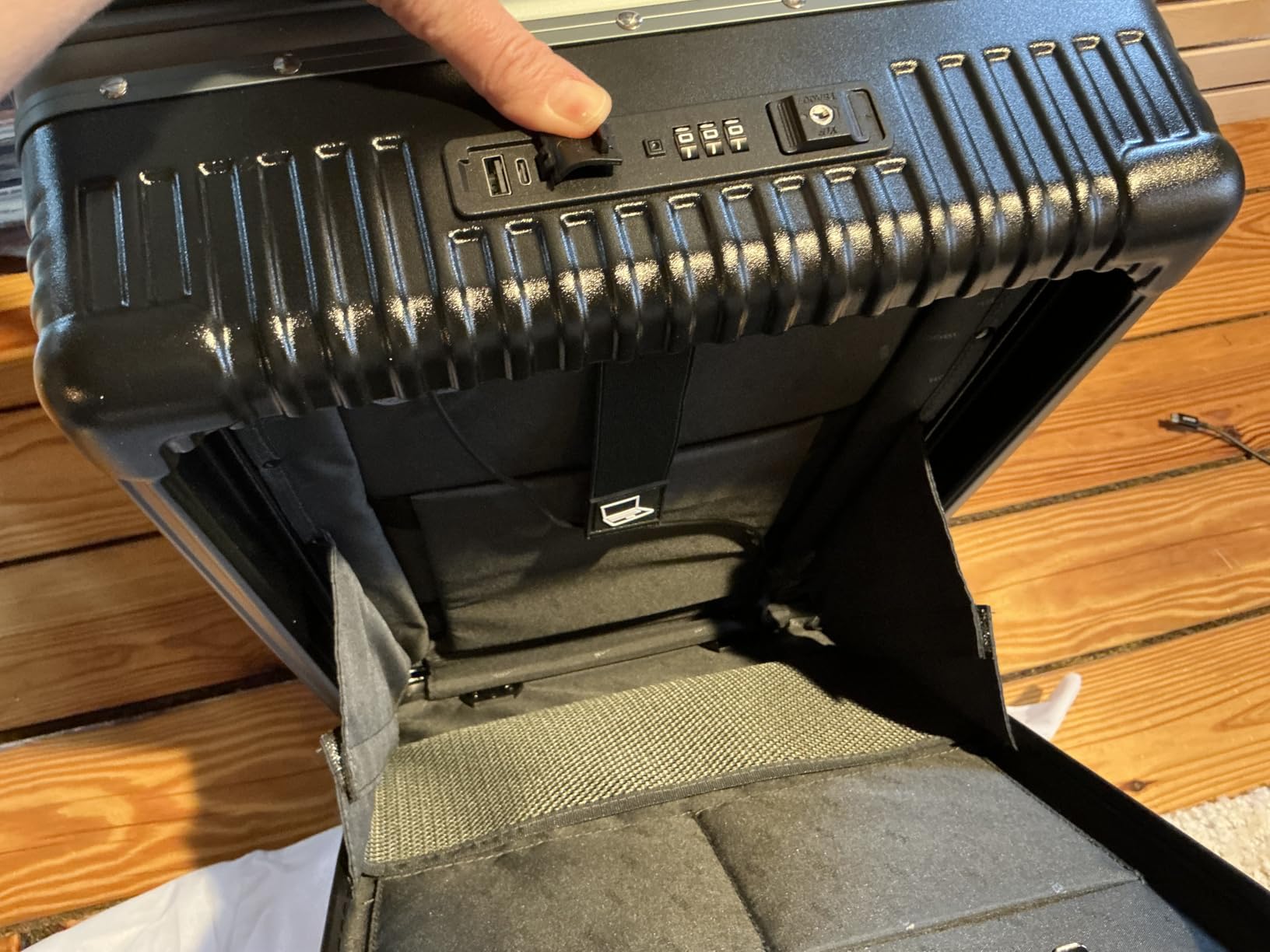 Nobl Travel Carry on Luggage, Zipperless Aluminum Frame Suitcase, TSA Locks customer photo 1