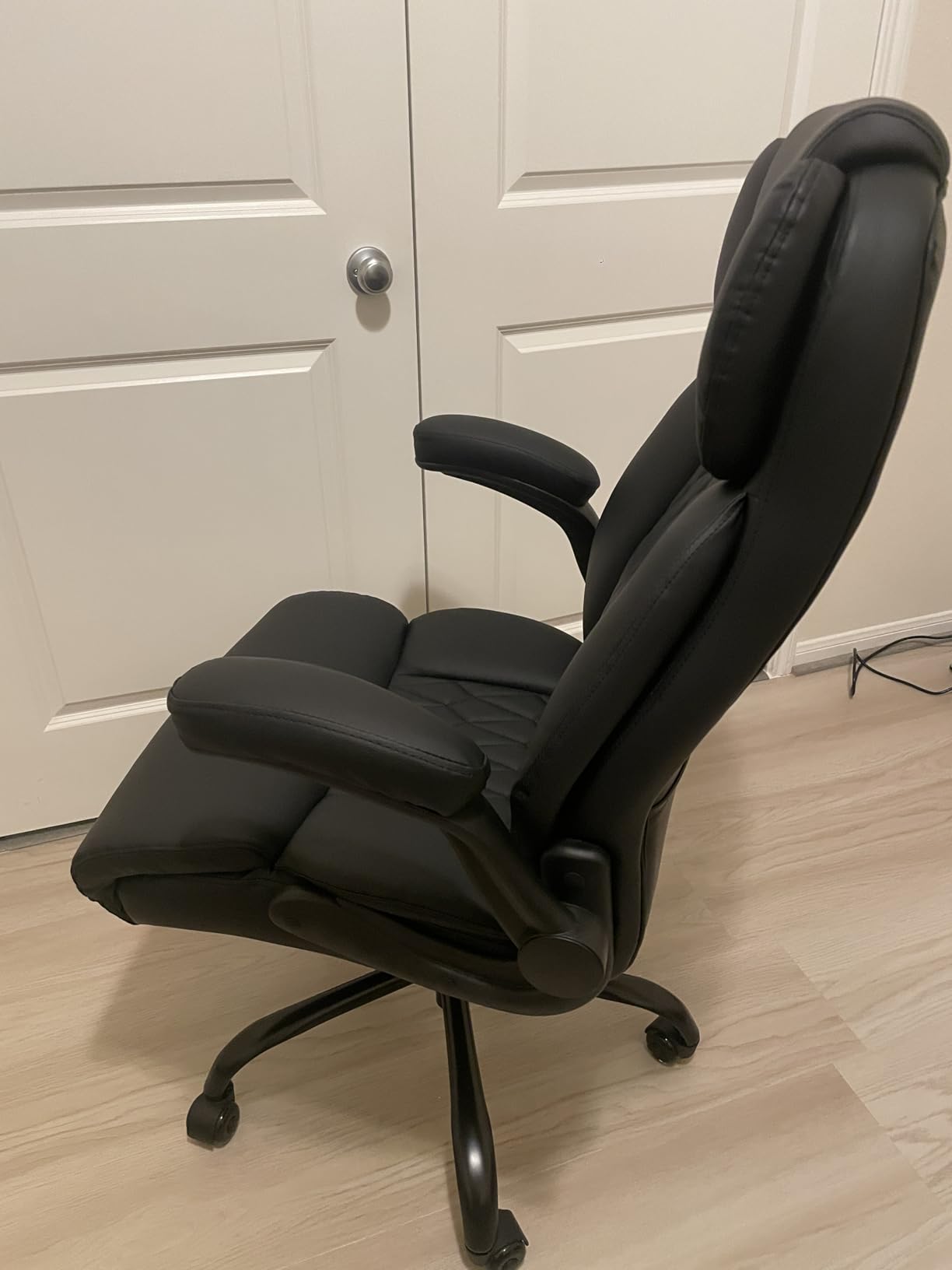500lbs Big and Tall Office Chair Adjustable Lumbar Support for Back Pain, Extra Wide Seat Executive Office Chair Thick Armrest Pad, Heavy Duty Base & Upgraded Wheels, Ergonomic Comfy Computer Desk Chair customer photo 1