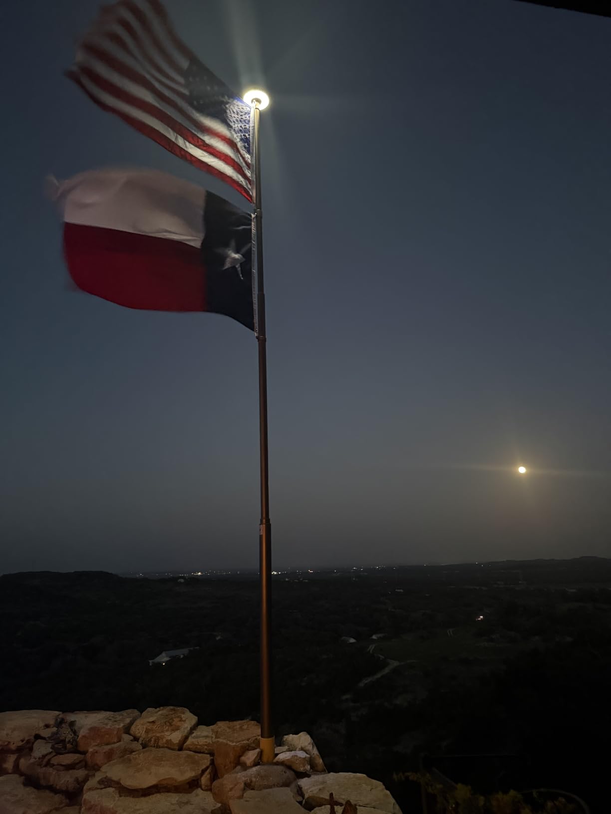 Solar Flag Pole Light for American Flag, 132 LED Solar Flagpole Light with 2600mAh Battery for 15-25 FT Flagpoles, Dusk to Dawn Auto On/Off, 3 Brightness Modes, IP65 Waterproof Outdoor Flag Light customer photo 1