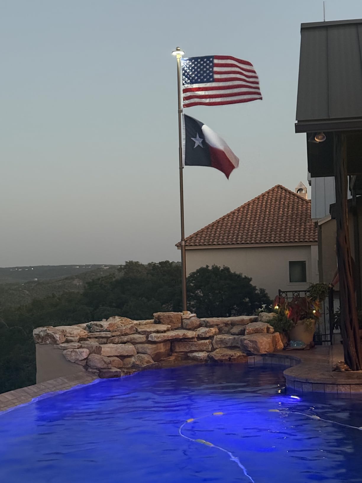 Solar Flag Pole Light for American Flag, 132 LED Solar Flagpole Light with 2600mAh Battery for 15-25 FT Flagpoles, Dusk to Dawn Auto On/Off, 3 Brightness Modes, IP65 Waterproof Outdoor Flag Light customer photo 2