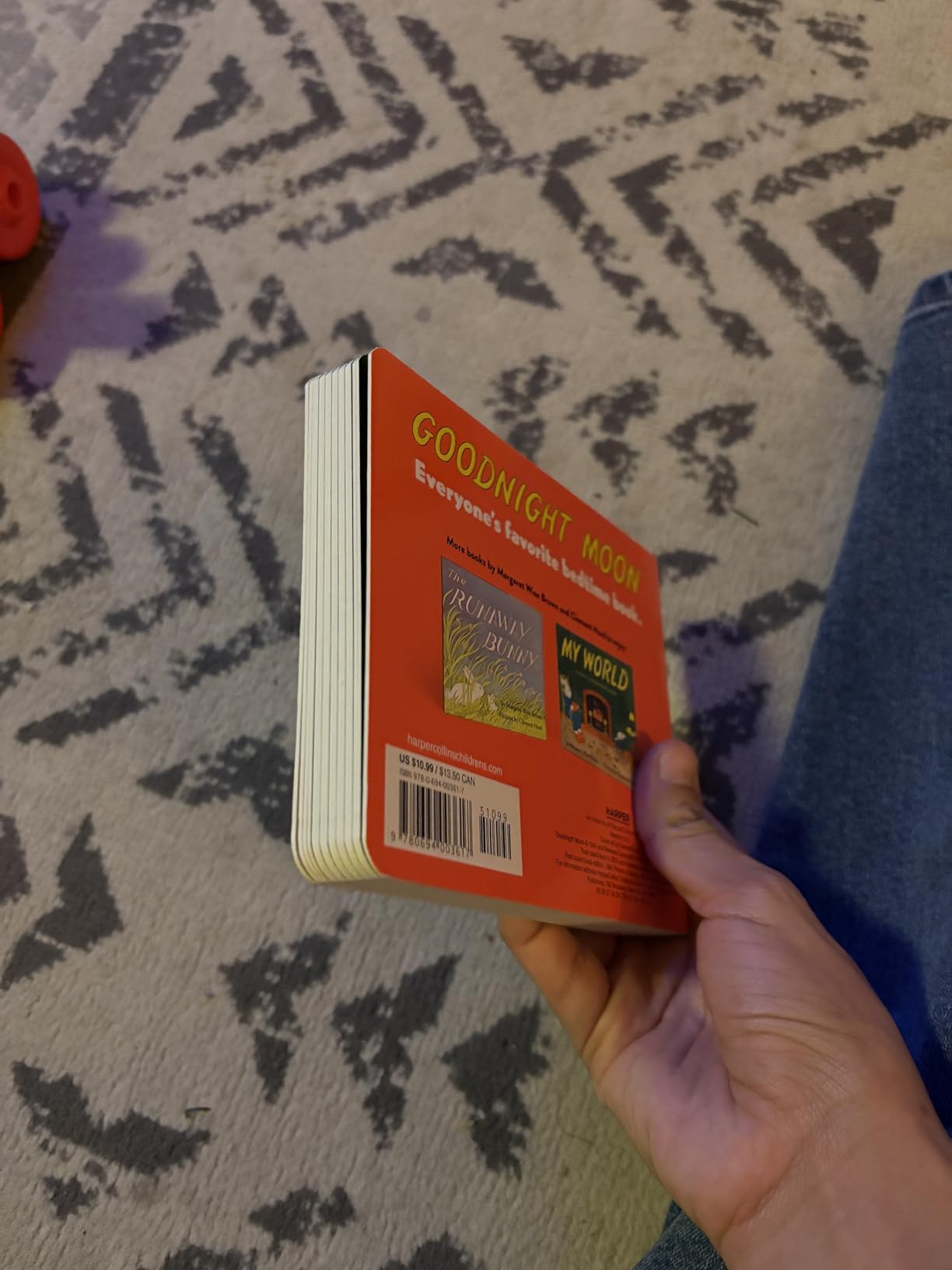 Goodnight Moon: A Beloved, Lulling Bedtime Story About a Little Bunny for Children (Ages 0-4) customer photo 2