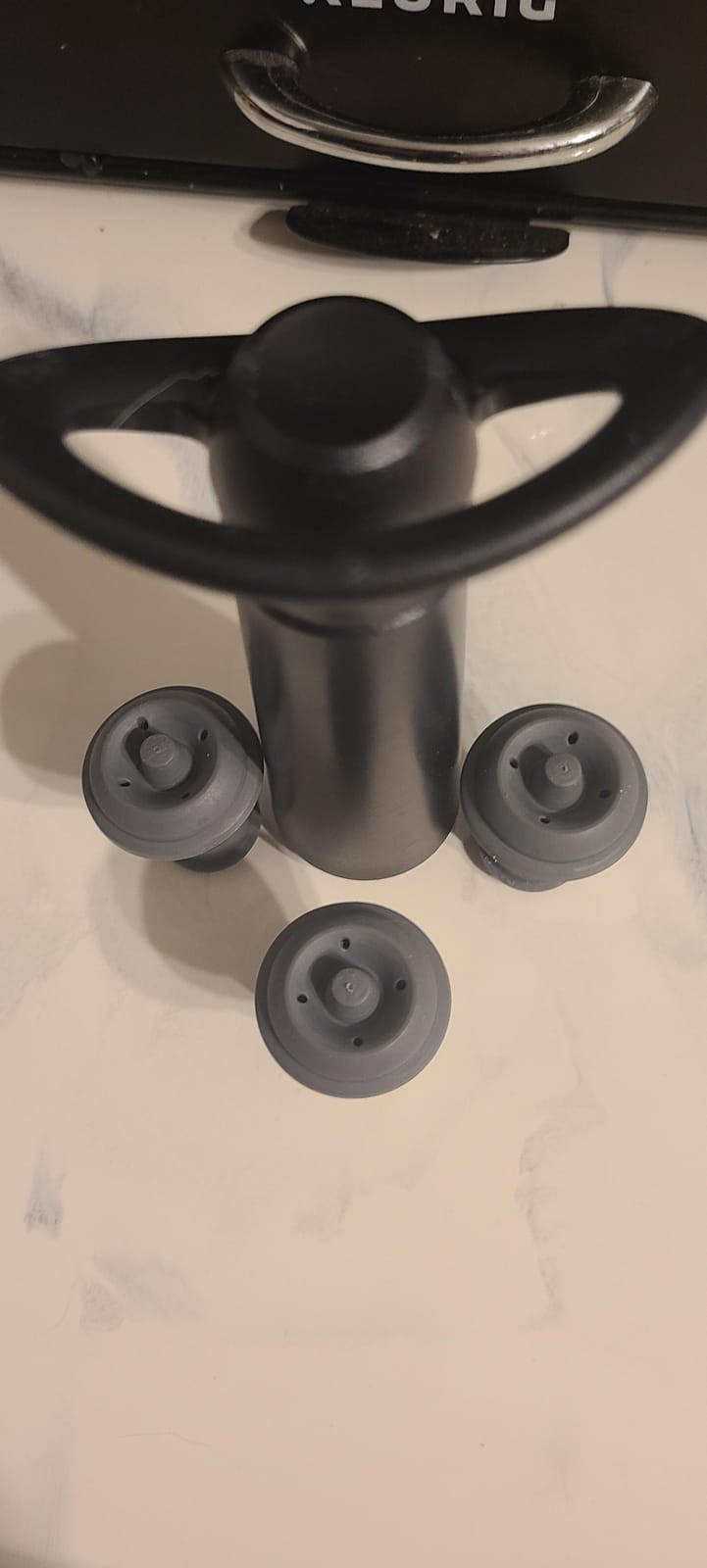Vacu Vin Concerto Wine Saver - Vacuum Wine Stopper - 4 Black Stoppers customer photo 1