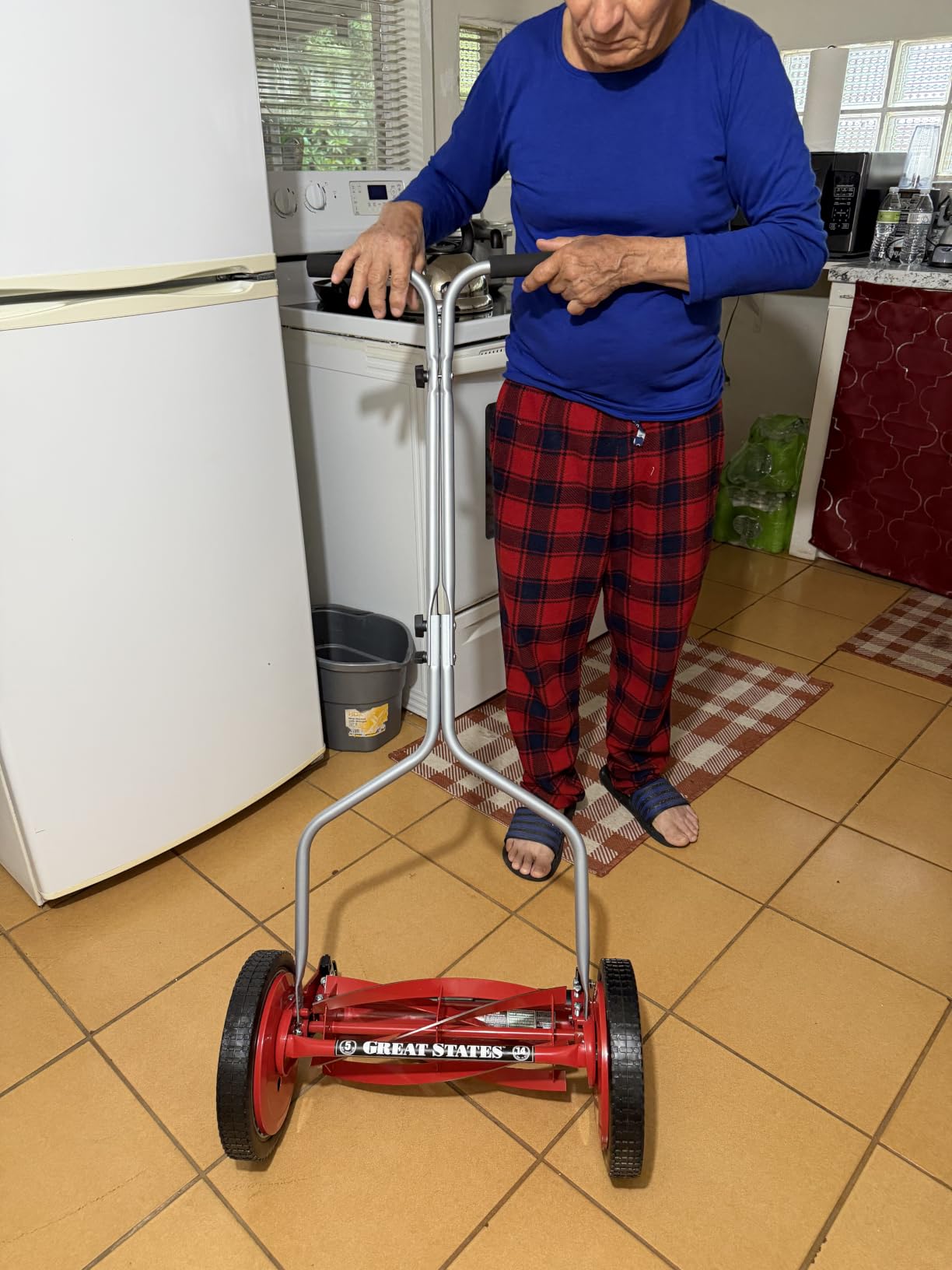 Great States 304-14 14-Inch 5-Blade Push Reel Lawn Mower, Red customer photo 2