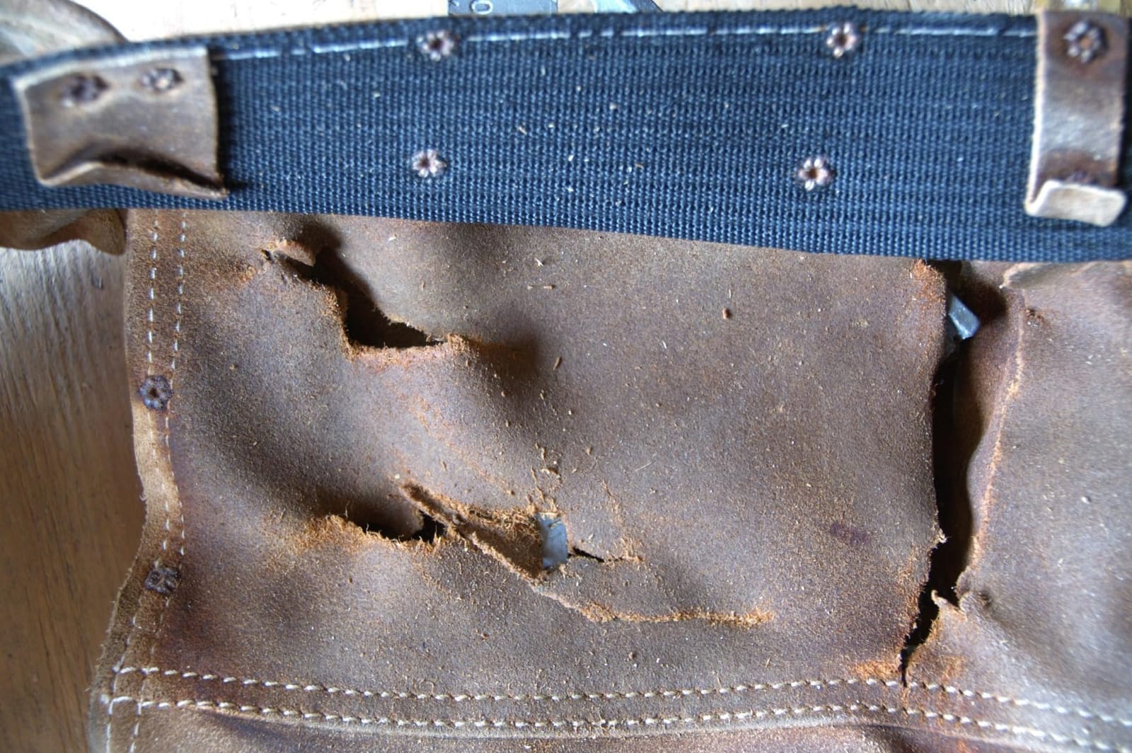 Custom LeathercraftI427X Heavy Duty Contractor-Grade Suede Leather Work Apron, 2 Steel Hammer Loops, 12 Pockets, Tan , Brown customer photo 1