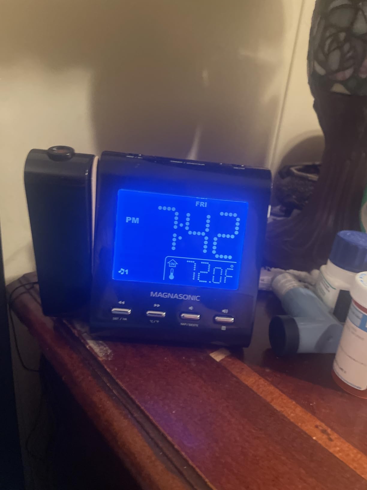 Magnasonic Projection Alarm Clock with AM/FM Radio, Battery Backup, Auto Time Set, Dual Alarm, Nap/Sleep Timer, Indoor Temperature/Date Display with Dimming & 3.5mm Audio Input - Black (EAAC601) customer photo 2