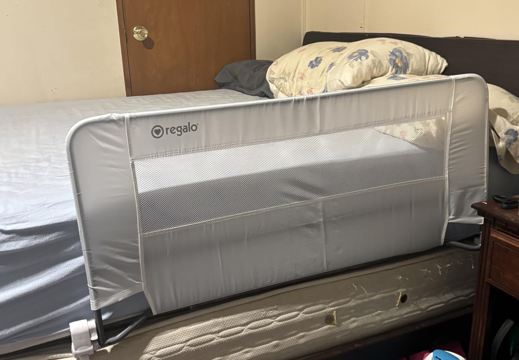 Regalo Swing Down Toddler Bed Rail Guard, NO Tools Required, Bed Rail for Toddlers with Patented Gap Guard, Toddler Bed Rail, Fits Twin, Full & Queen Beds, Bed Safety Rail for Kids Bed, 43