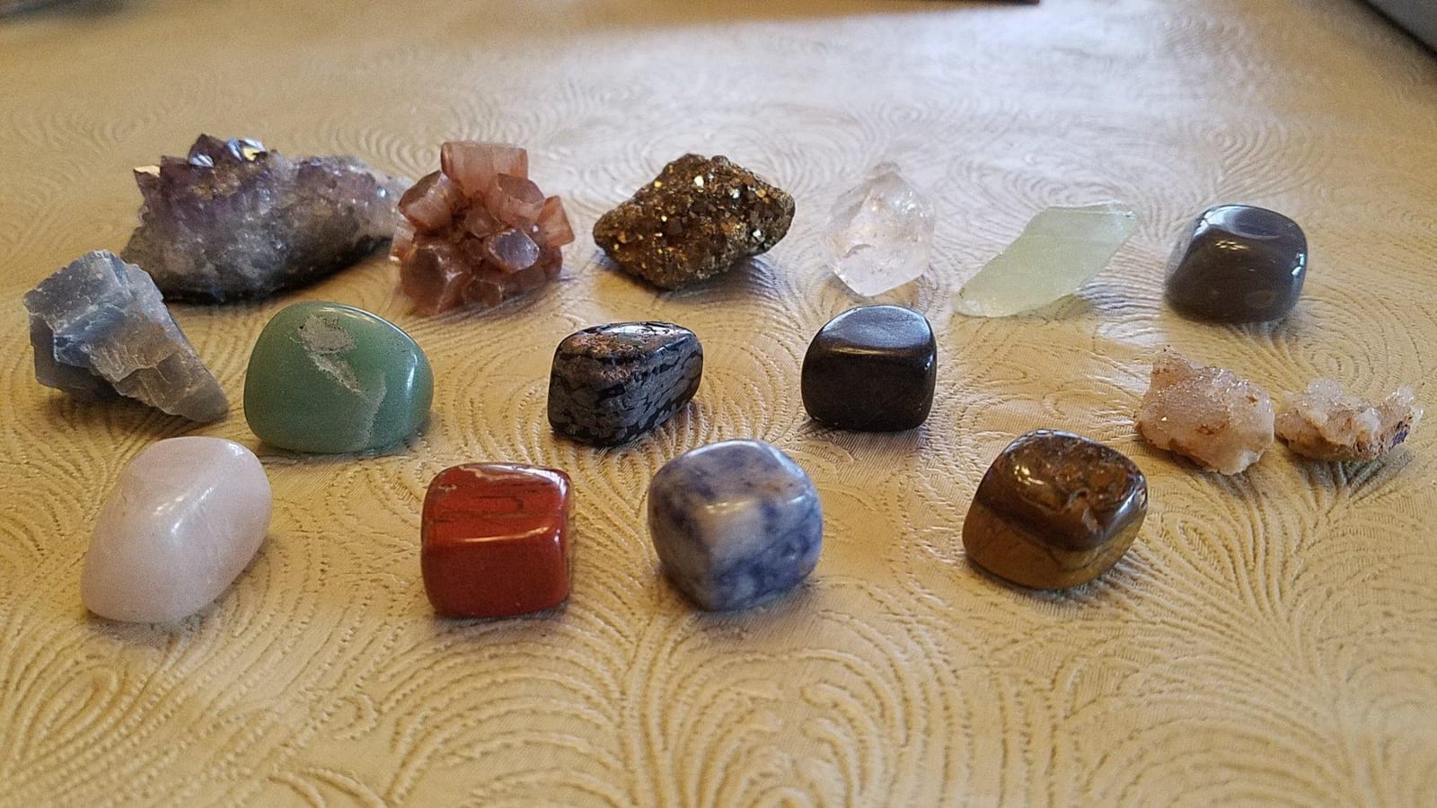 NATIONAL GEOGRAPHIC Mega Gemstone Dig Kit – Dig Up 15 Real Gemstones and Crystals, Science Kit for Kids, Gem Digging Kit, Gift for Girls and Boys, Mining Kit, Rock Collection customer photo 1