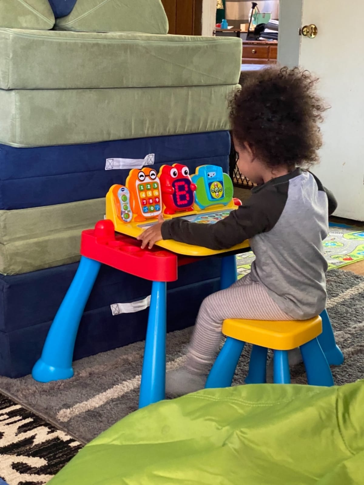 VTech Touch and Learn Activity Desk Deluxe (Frustration Free Packaging) customer photo 1