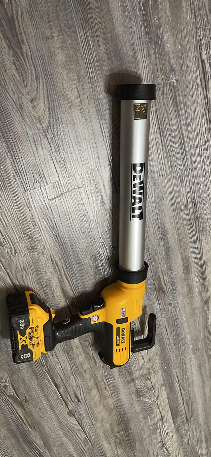 DEWALT 20V MAX* Cordless Caulking Gun, Sausage Pack, 300-600ml, Tool Only (DCE580B) customer photo 1