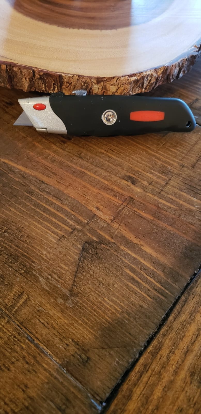 INTERNET'S BEST Premium Utility Knife Set | Retractable Box Cutter with Rubber Handle | Heavy-Duty Cutting for Cardboard, Carpet, Plastic | Retractable Blade | Includes 2 Razor Knives & Extra Blades customer photo 1