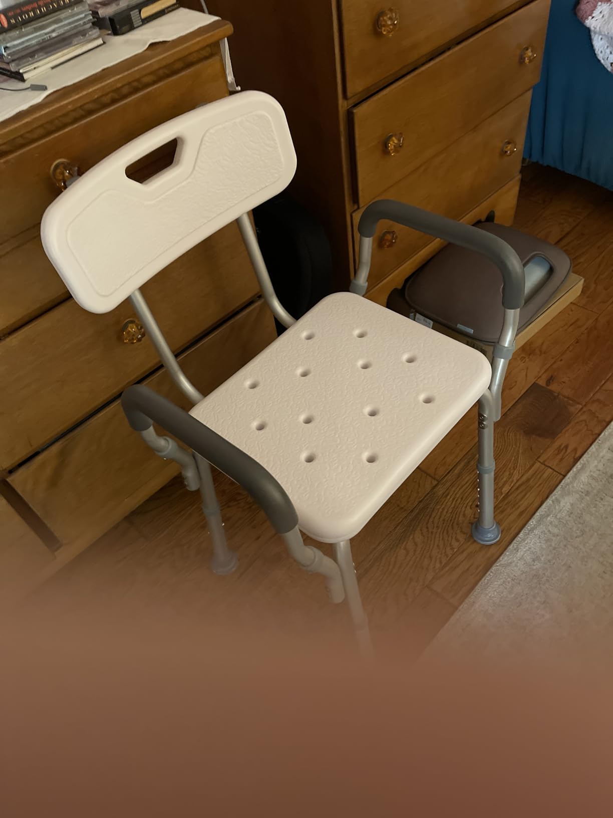 Vaunn Medical Deluxe Spa Shower Chair with Arms and Back, Bath Seat for Seniors, 450 lbs Max Weight, White with Light Gray Arms customer photo 1
