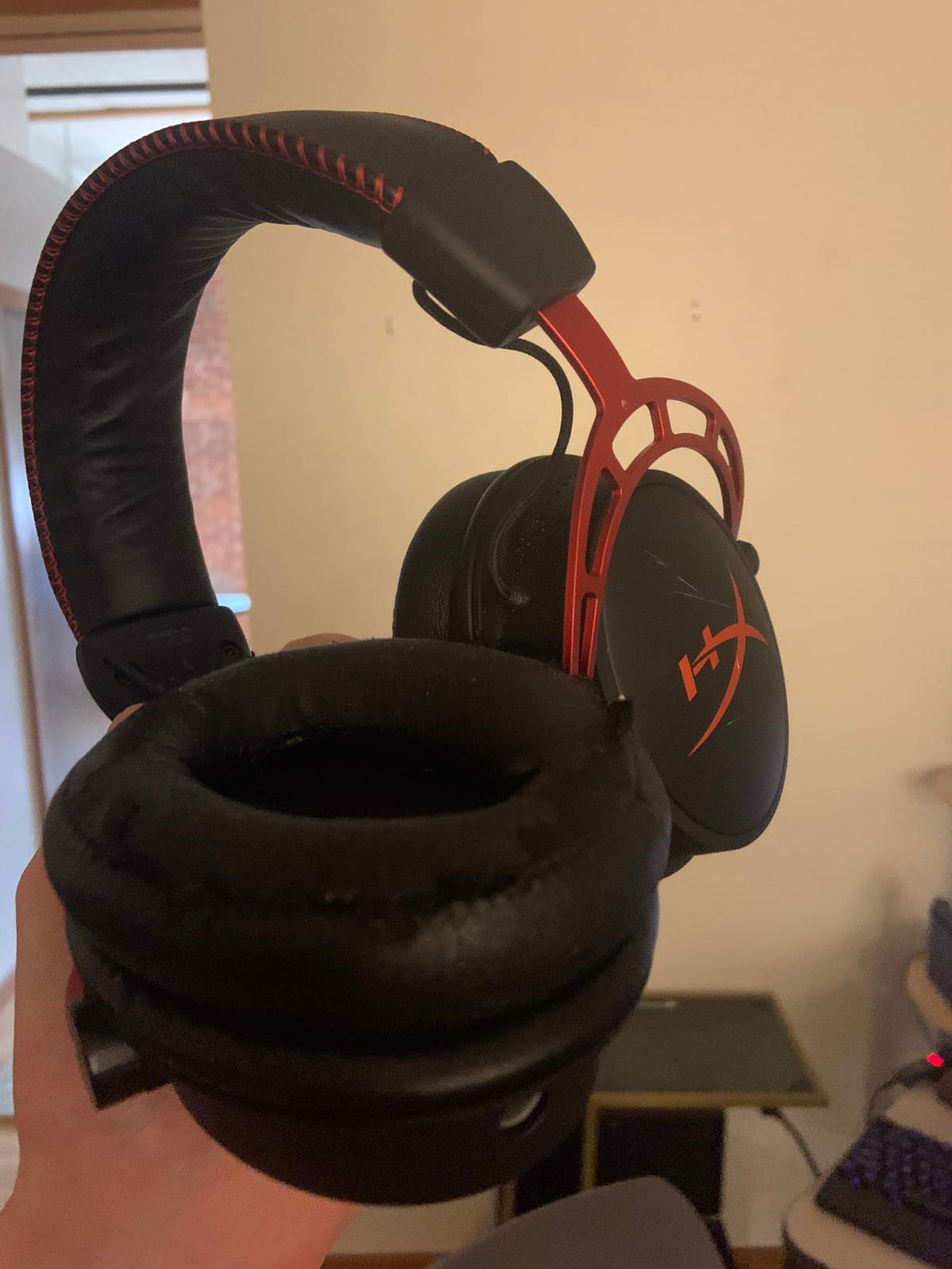 HyperX Cloud Alpha - Gaming Headset, Dual Chamber Drivers, Legendary Comfort, Aluminum Frame, Detachable Microphone, Works on PC, PS4, PS5, Xbox One, Xbox Series X|S, Nintendo Switch and Mobile – Red customer photo 2