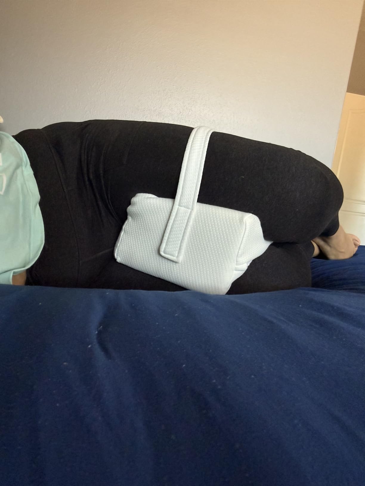 Everlasting Comfort Memory Foam Knee Pillow for Side Sleepers - Sciatica Pain Relief Pillow, Removable Strap Support - Leg Pillows for Sleeping Alignment, Knees, Back & Hip Cushion customer photo 2