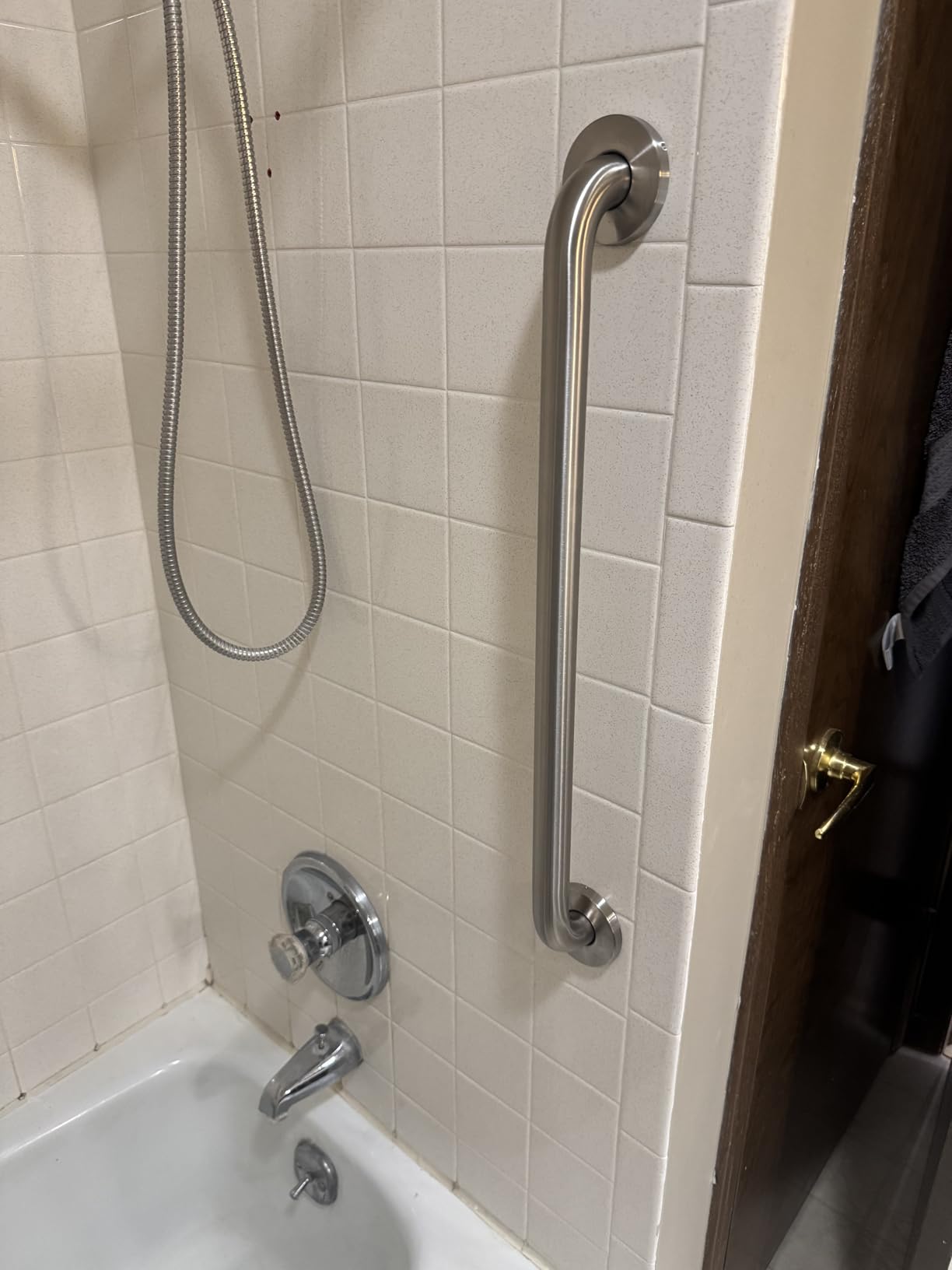 Amazon Basics Bathroom Handicap Safety Grab Bar, 24-inch Length, 1.25 Inch Diameter, Shower, 500LBs Capacity, ADA Compliant, Stainless Steel customer photo 2