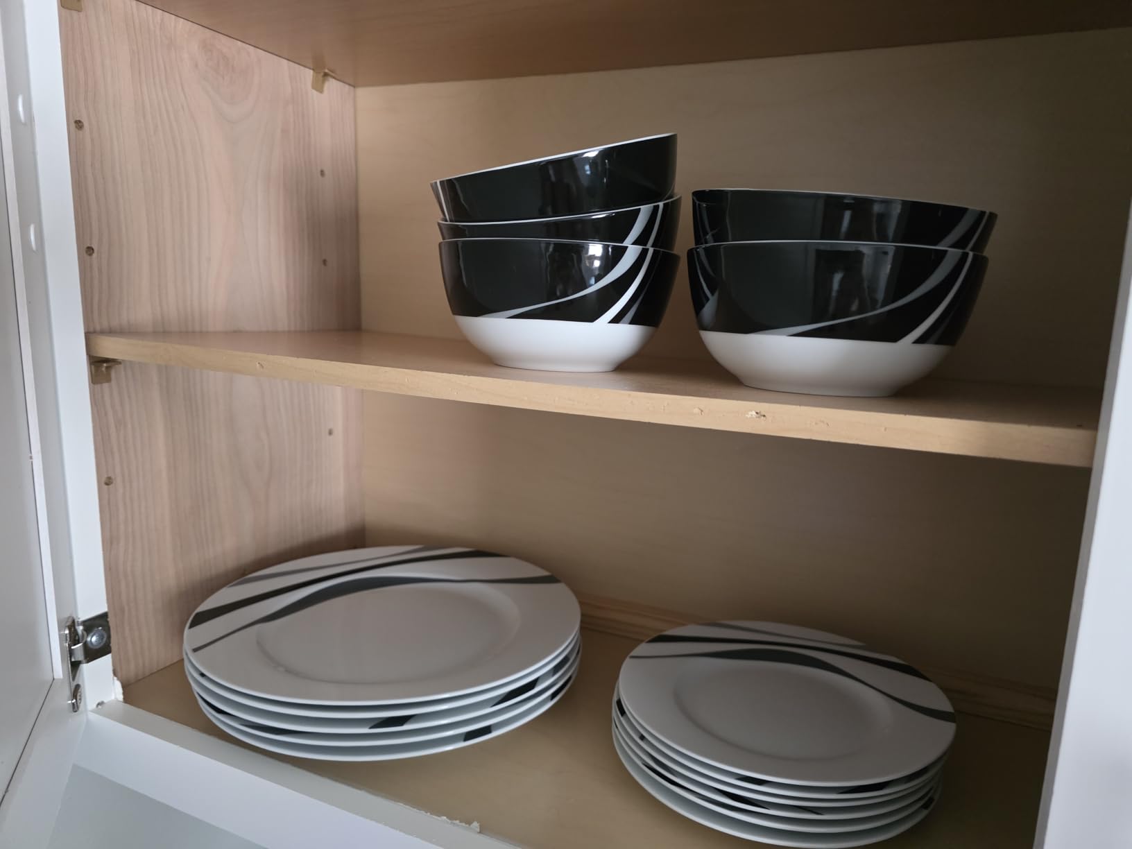 Amazon Basics 18-Piece Complete Kitchen Dinnerware Set, Microwave and Dishwasher Safe, Plates, Dishes, Bowls for Everyday Use, Service for 6, White Porcelain Coupe customer photo 2