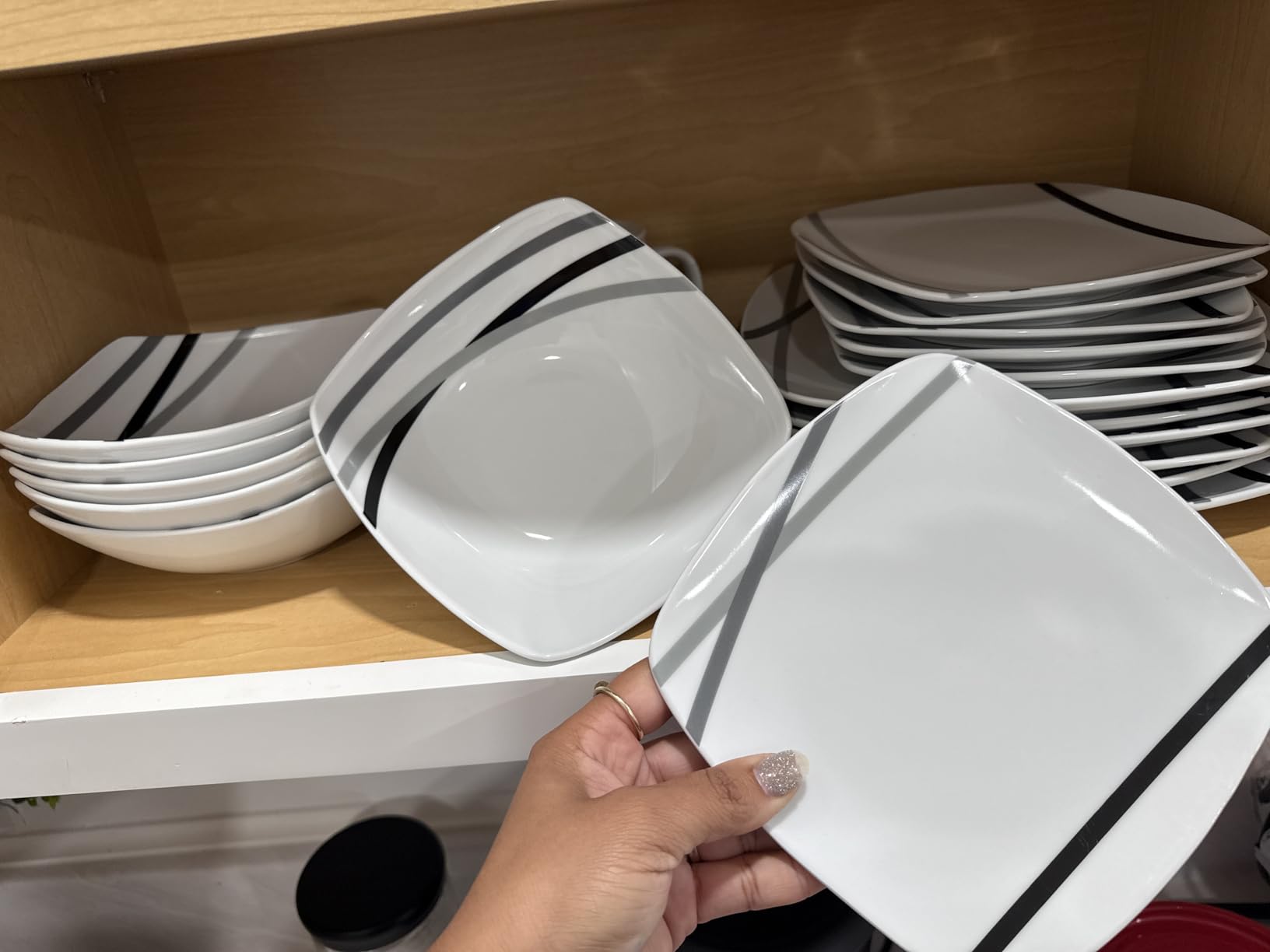 Amazon Basics Square Dinnerware Set for 6, Plates and Bowls for Kitchen, 18-Piece, Dishwasher and Microwave Safe, Modern Beams customer photo 1