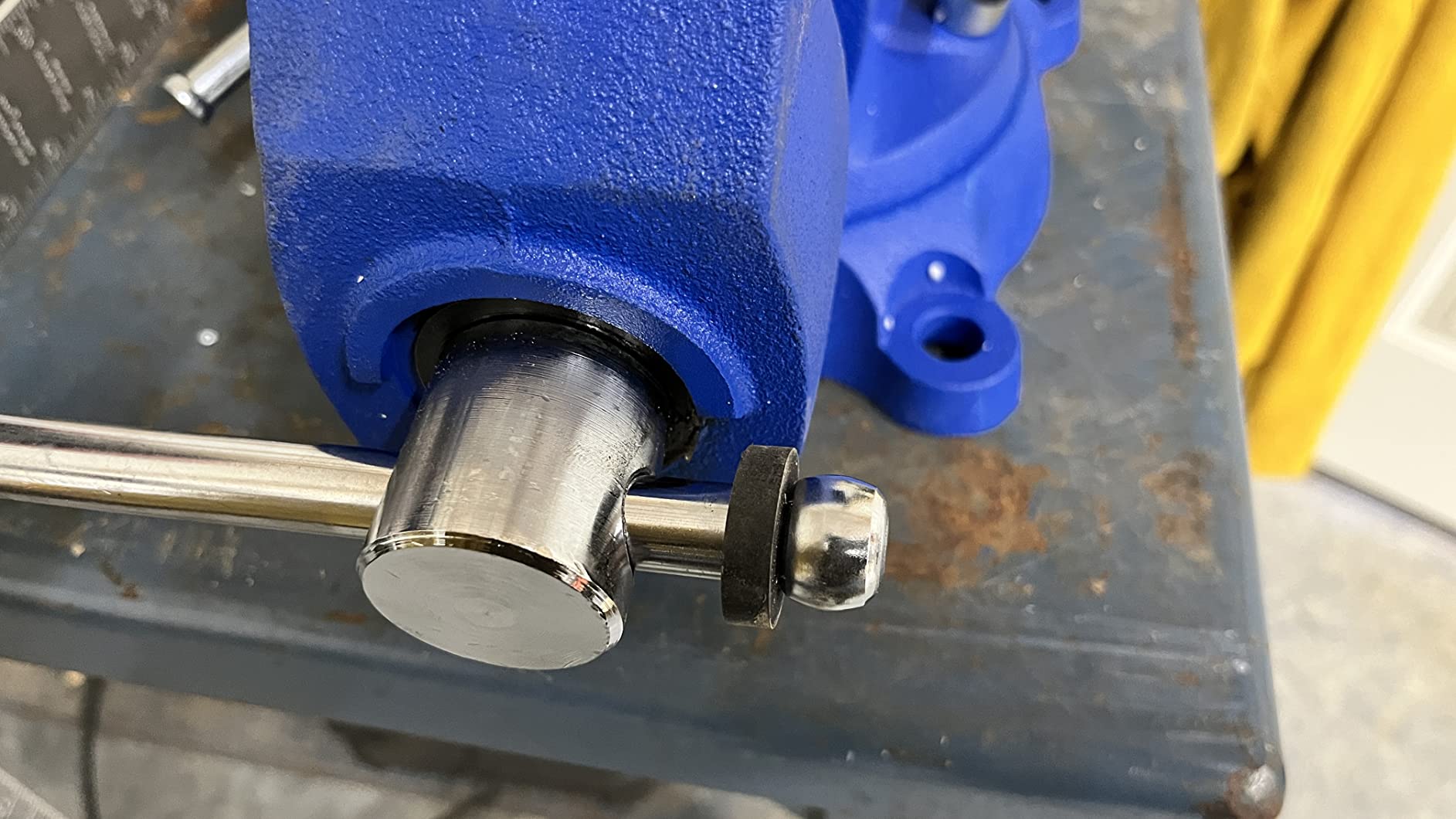 Forward CR60A 6.5 Inch Bench Vise Heavy Duty with Anvil and 210°Swivel Base customer photo 1