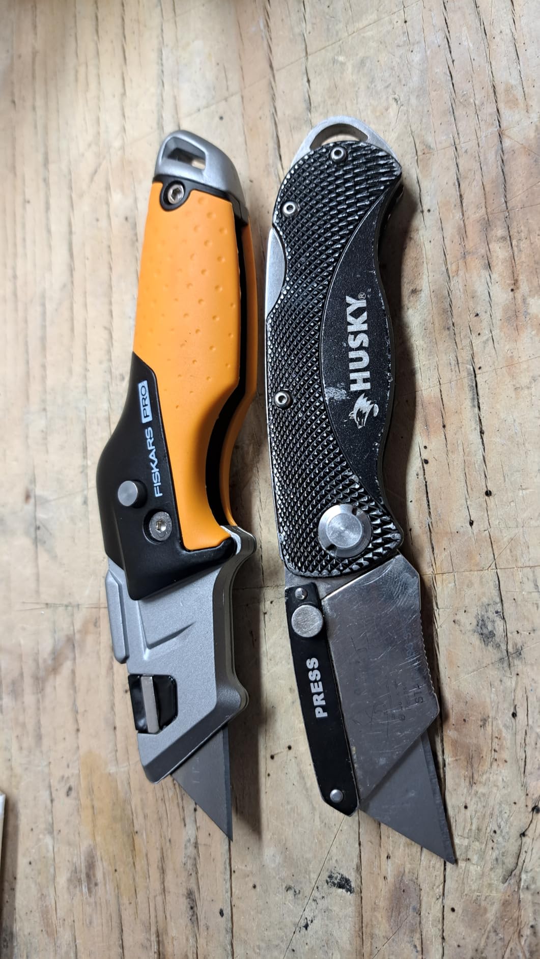 Fiskars Pro Folding Utility Knife, Dual-Lock, 4.5