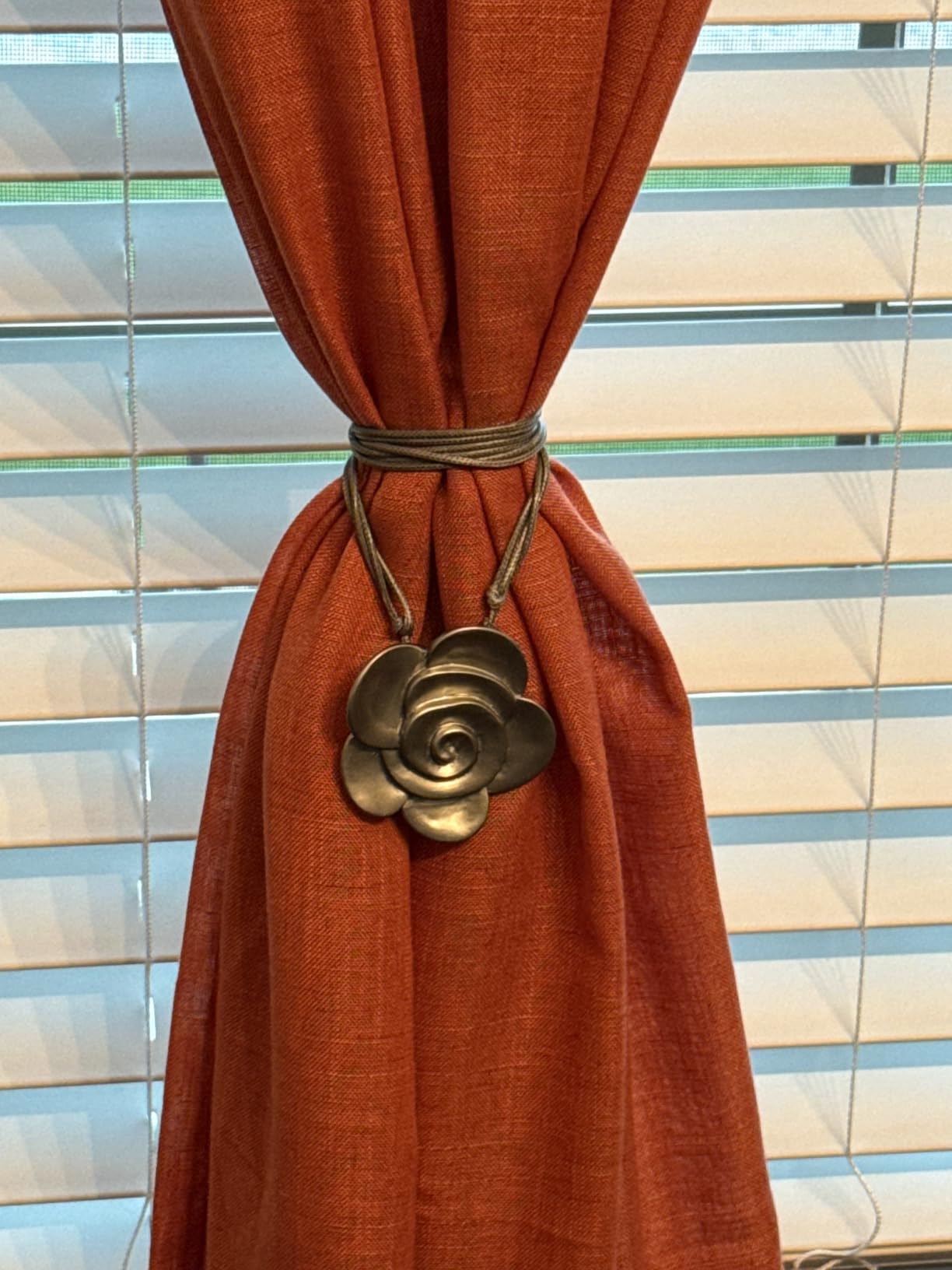 Lewondr Magnetic Curtain Tiebacks, Flower Vintage Curtain Holdbacks, Coffee customer photo 1