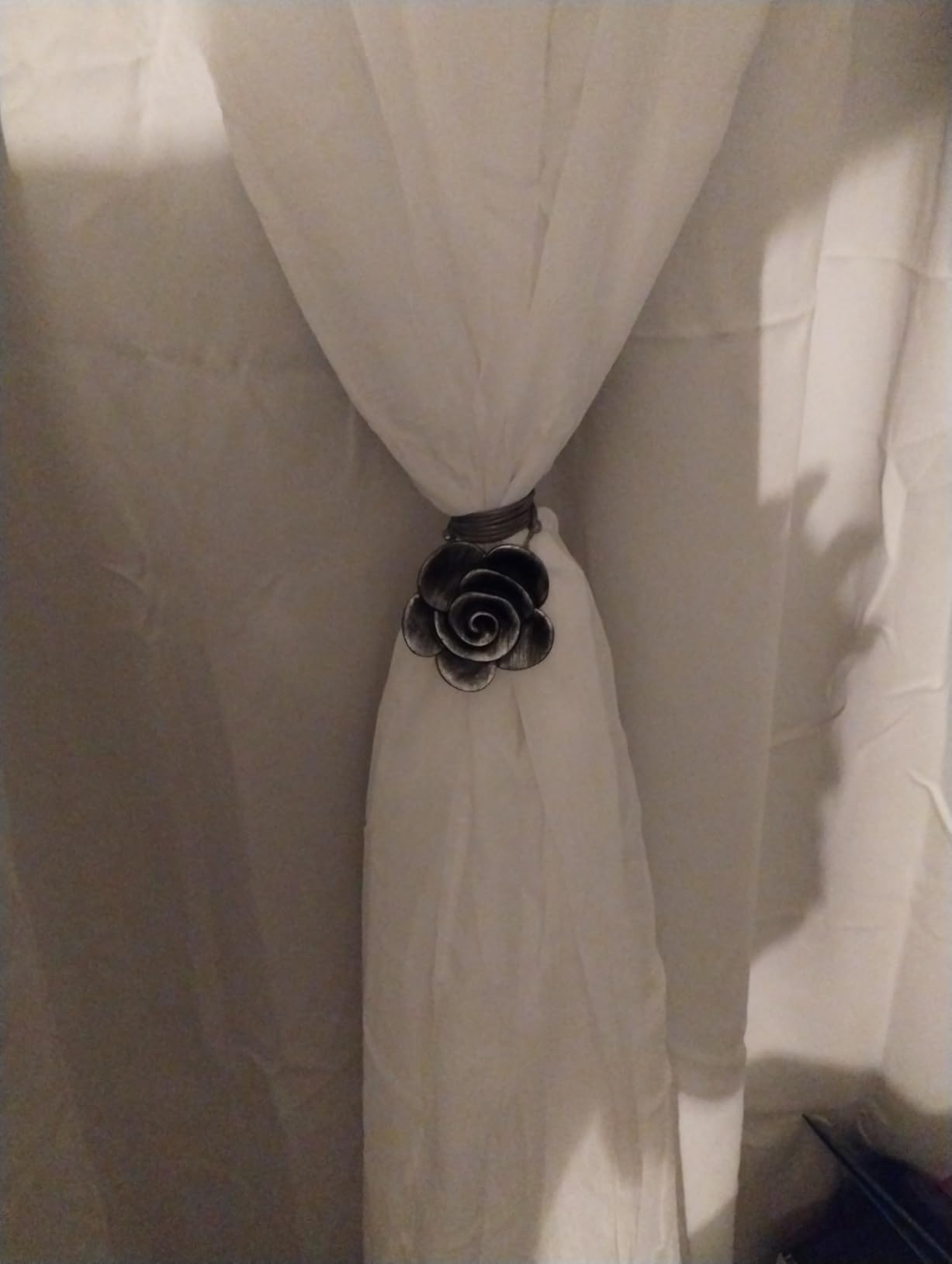 Lewondr Magnetic Curtain Tiebacks, Flower Vintage Curtain Holdbacks, Coffee customer photo 2