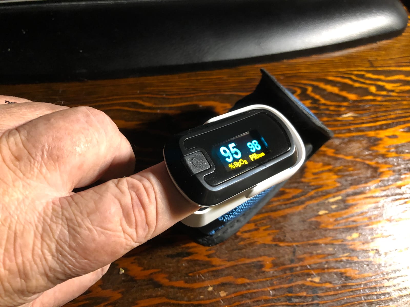 mibest OLED Finger Pulse Oximeter, O2 Meter, Dual Color White/Black customer photo 2
