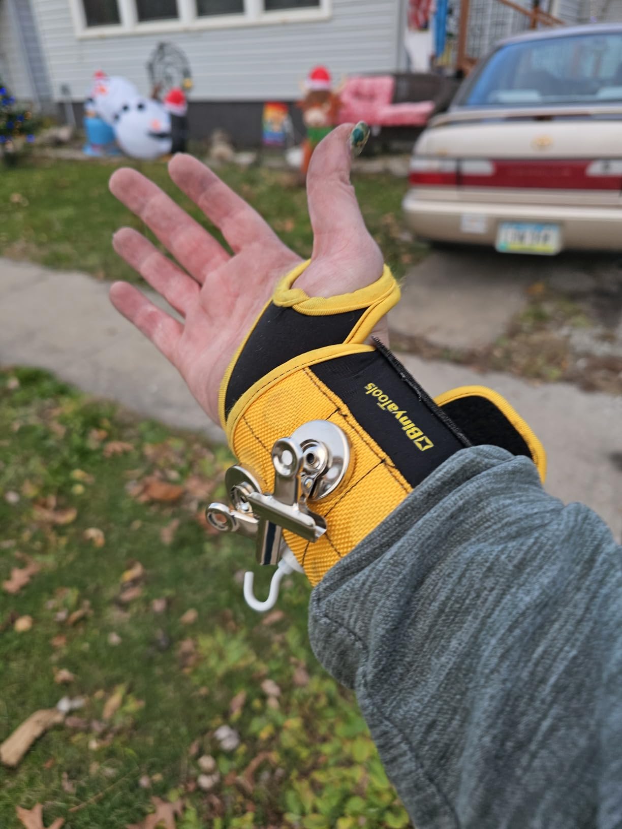 BINYATOOLS Magnetic Wristband for Tools Gift for Him Magnet Screw Holder Wrist Support Keeps Screws Nails, Drill Bits Handy Unique Tool Gadgets Men’s Gadgets Dad Gadgets customer photo 1