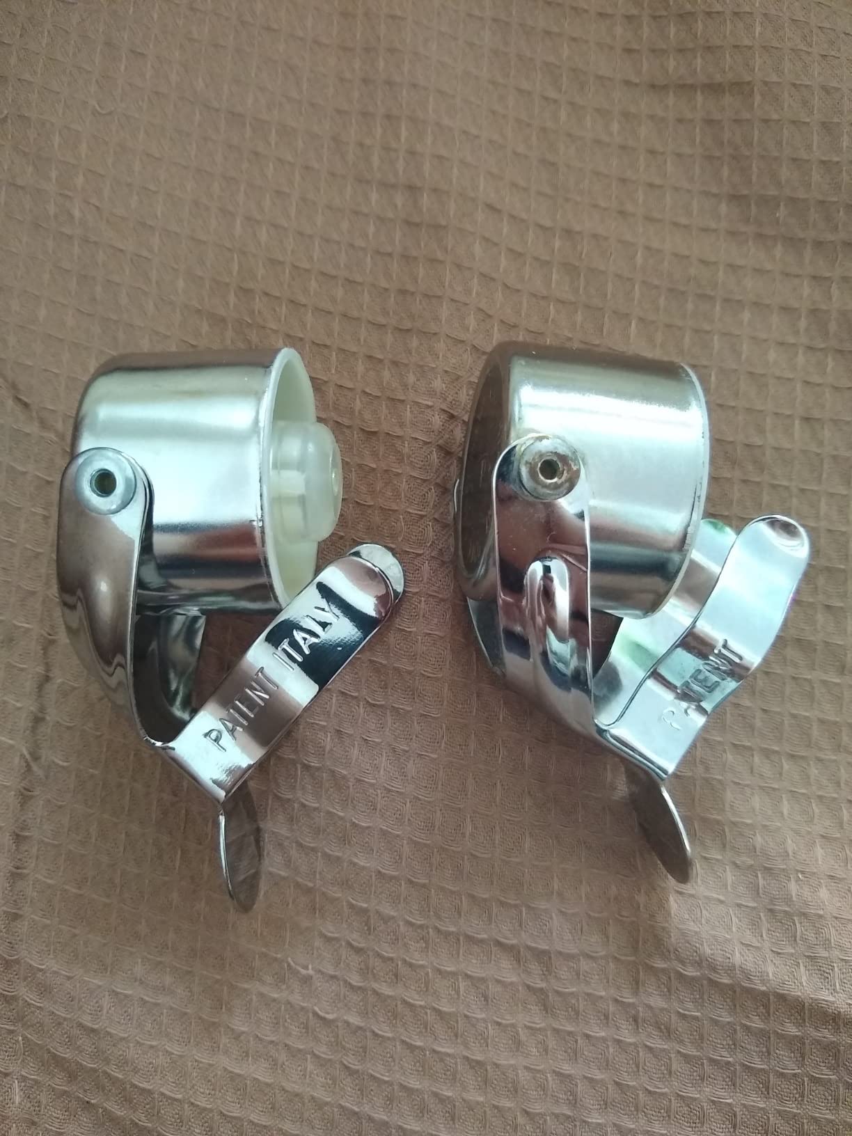 KLOVEO Champagne Stoppers - WAF Patented Seal - Made in Italy customer photo 1