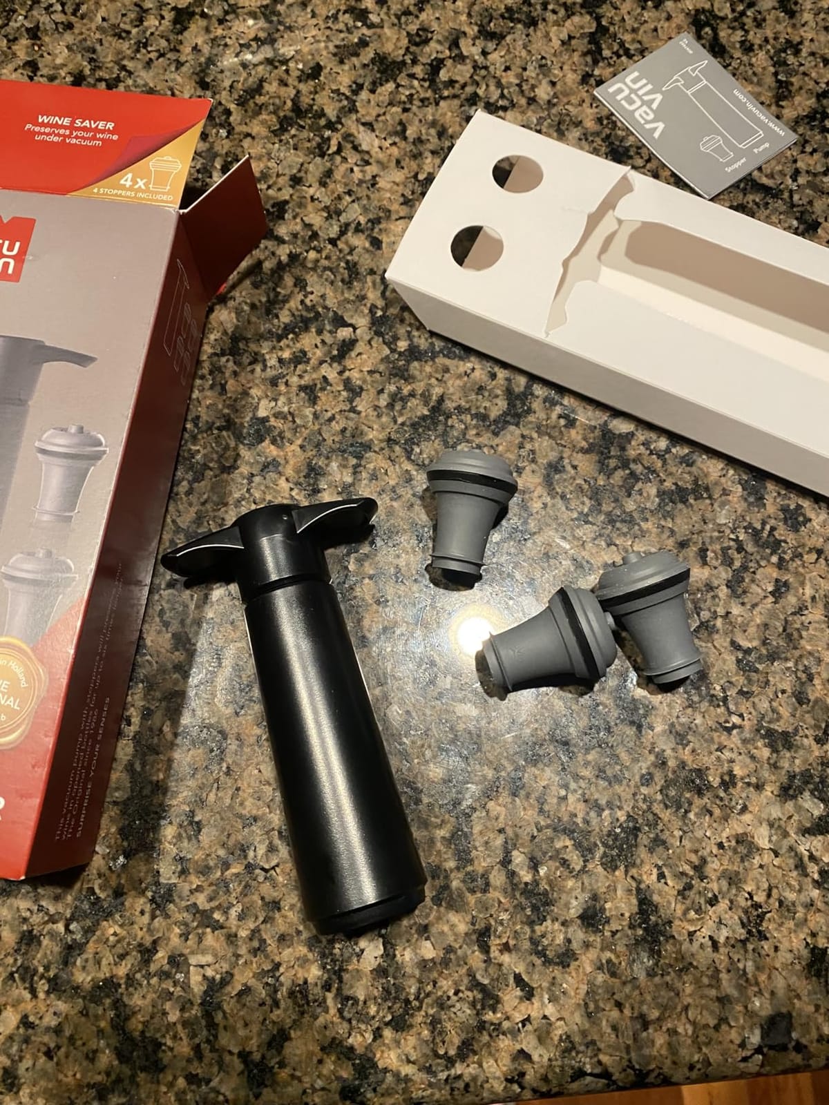 Vacu Vin Original Wine Pump - 4 Vacuum Wine Stoppers - Wine Saver - Black customer photo 2