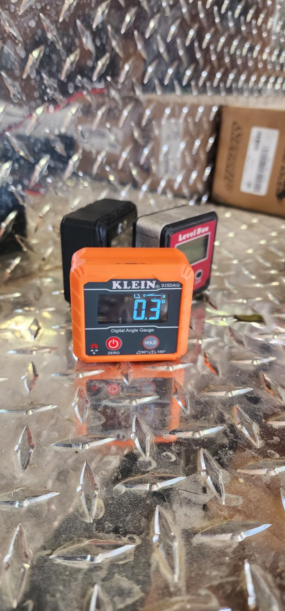 Klein Tools 935DAG Digital Electronic Level and Angle Gauge, Measures 0 - 90 and 0 - 180 Degree Ranges, Measures and Sets Angles customer photo 2